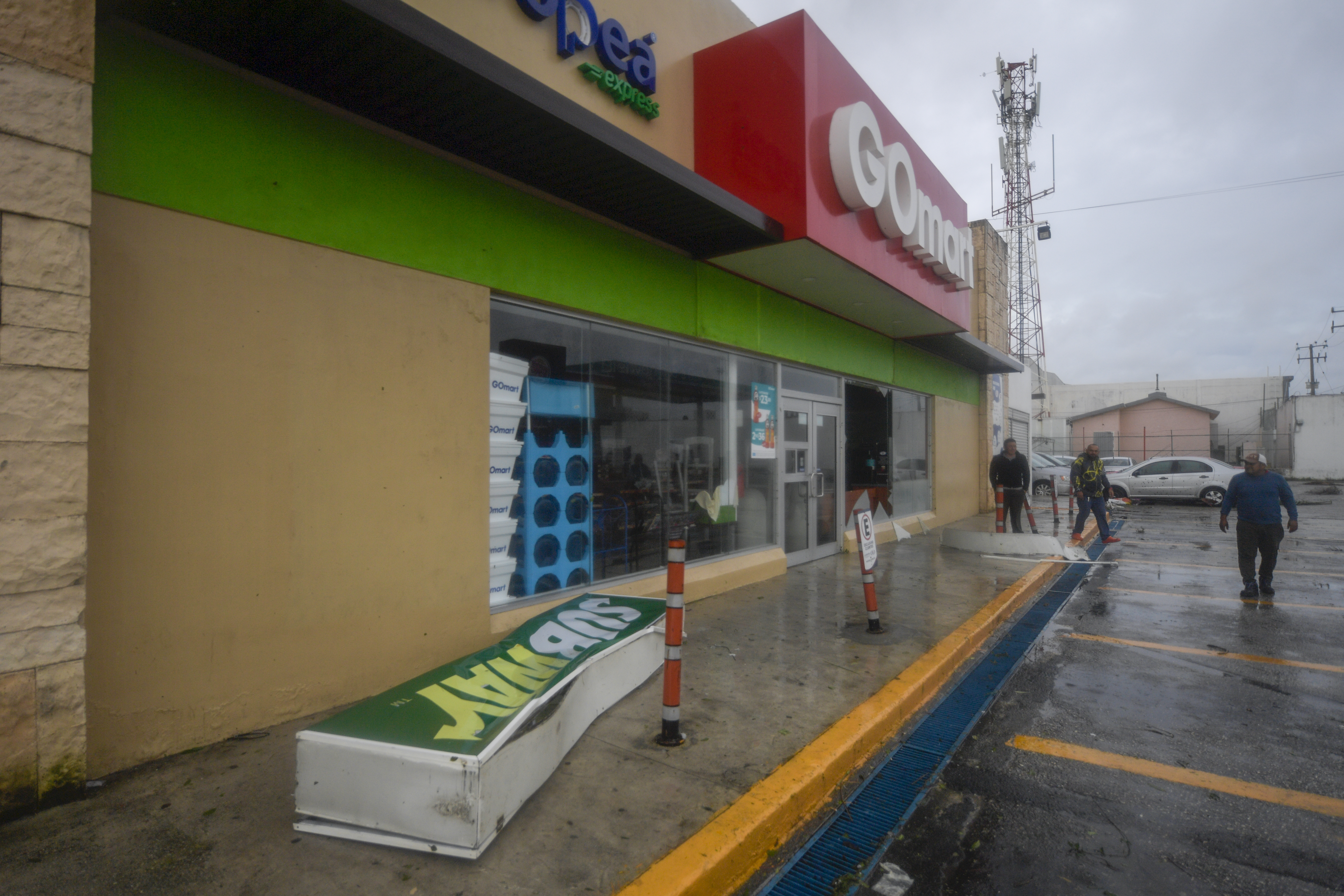 Vista de los daños causados ​​por el huracán Delta en una tienda de conveniencia en Cancún, estado de Quintana Roo, México, el 7 de octubre de 2020.