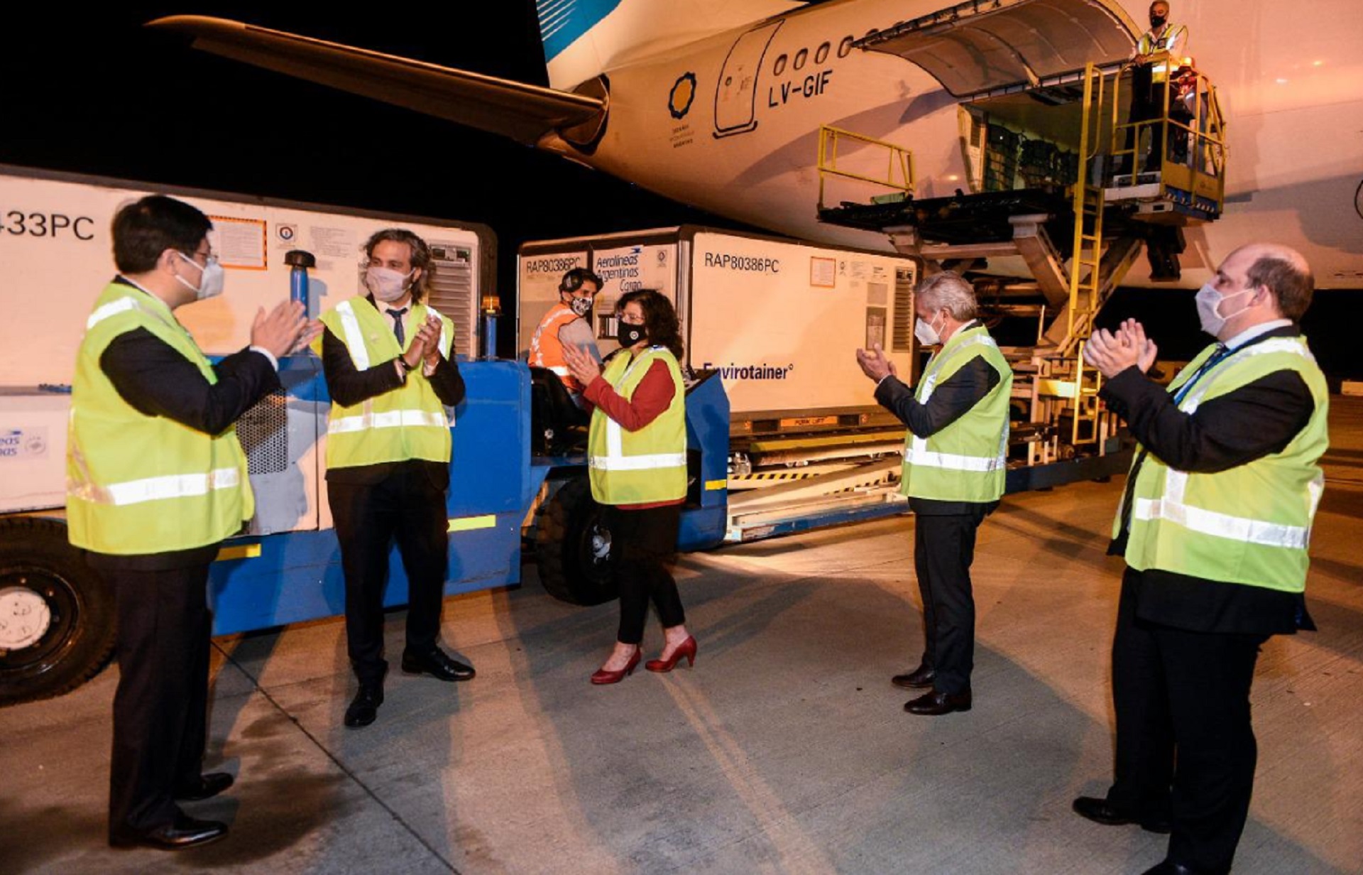Santiago Cafiero y Carla Vizzotti recibieron el primer cargamento de las vacunas Sinopharm en persona en el aeropuerto de Ezeiza.