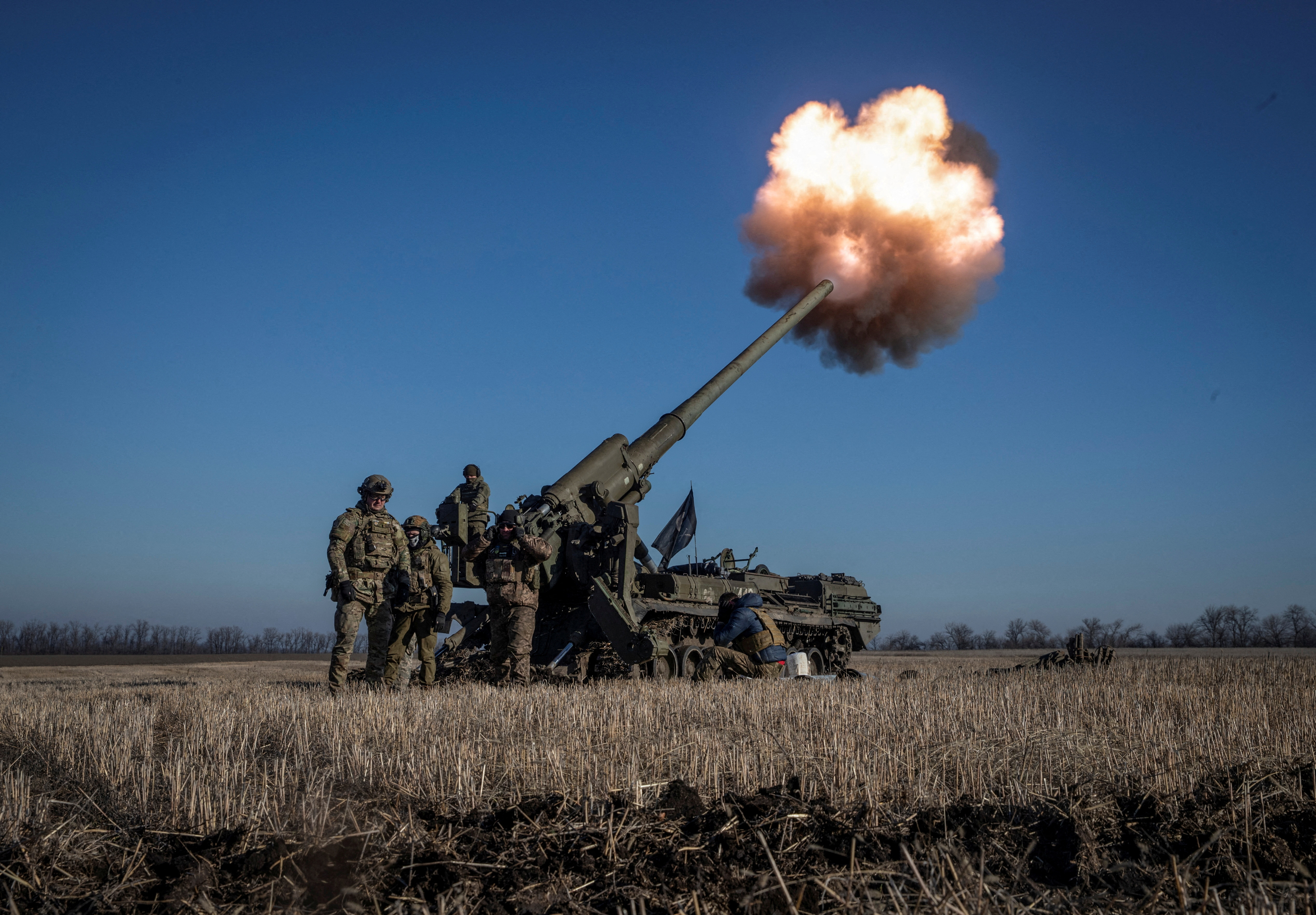 A Ukrainian army 2S7 Pion self-propelled gun fires at Russian positions on a front line near Pakmut (REUTERS/Oleksandr Ratushniak)