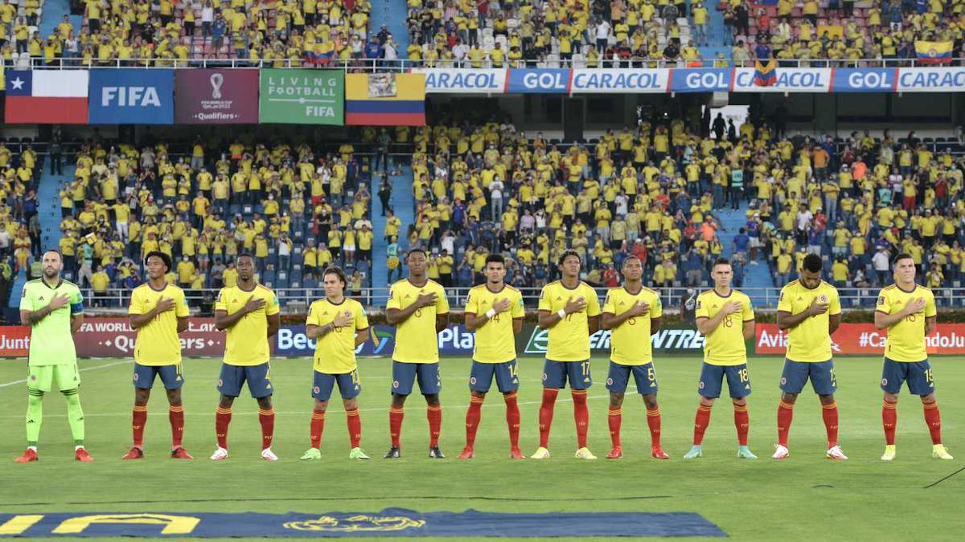 Selección Colombia de fútbol disputando un partido contra Chile por eliminatorias sudamericanas rumbo a Catar 2022