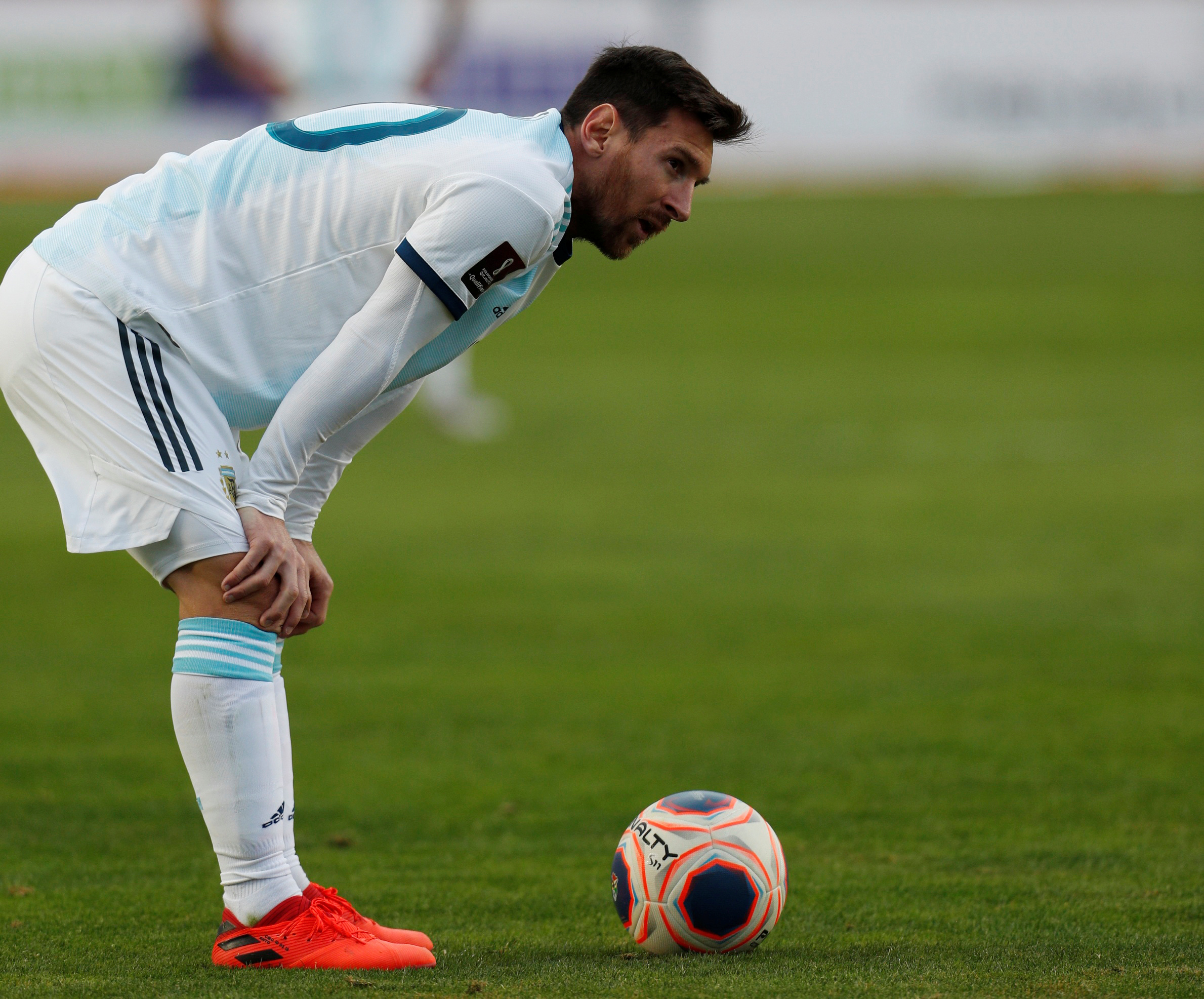 Messi, por momentos ahogado, casi da vuelta el resultado con un tiro libre que por poco no pasó por debajo de la barrera