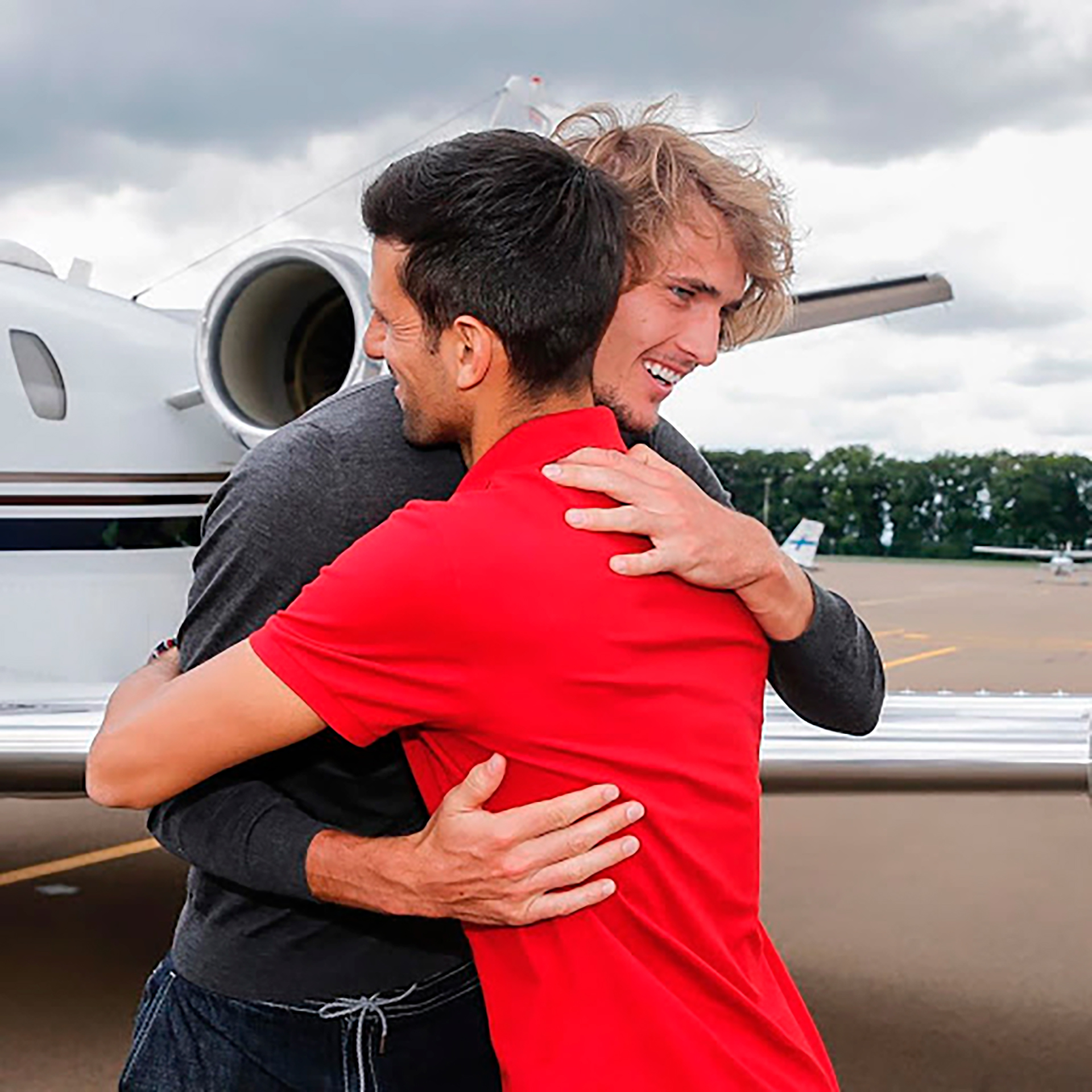 Novak Djokovic recibió a sus colegas en el aeropuerto con afectuosos saludos (@adriatourofficial)
