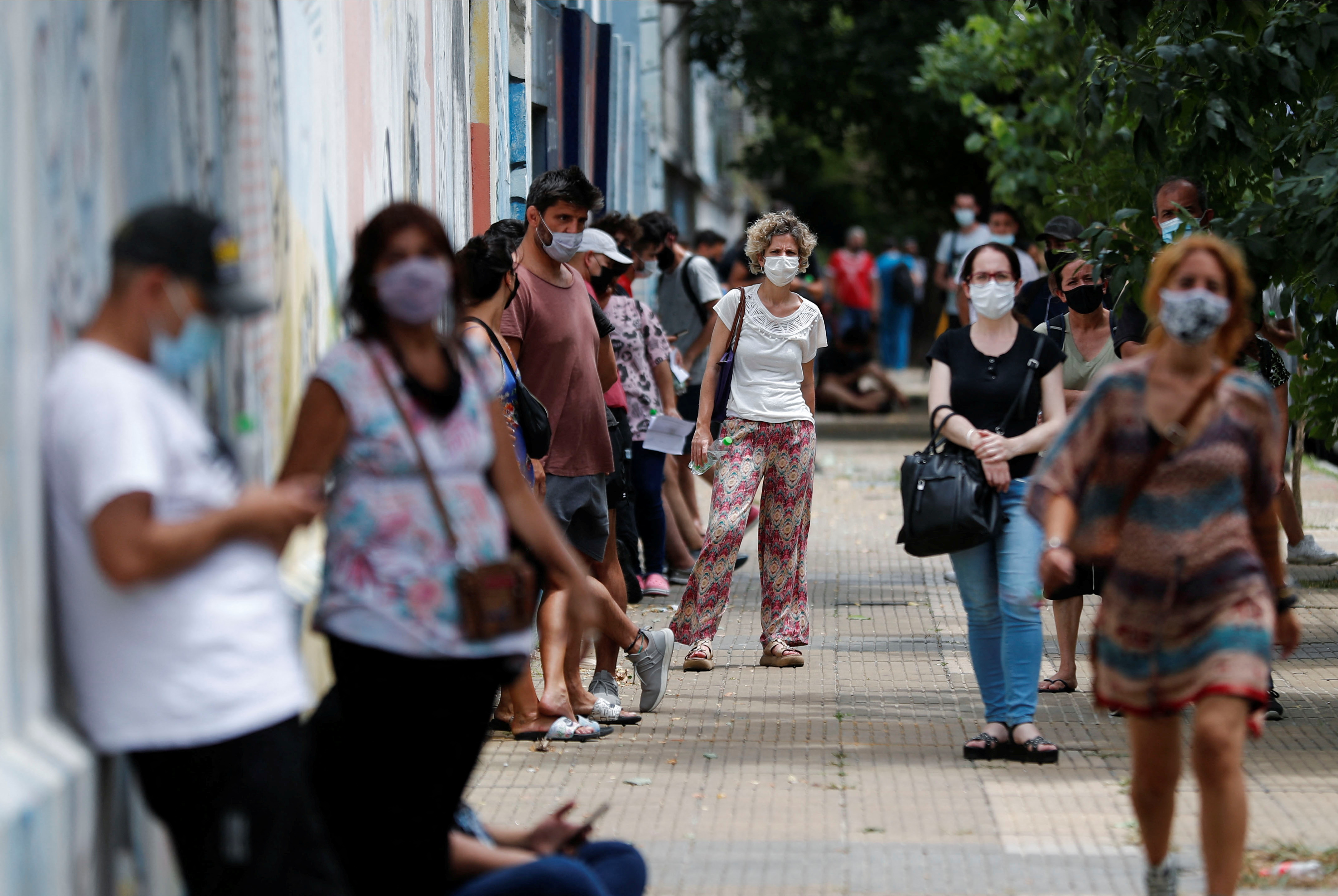 El verano argentino llega con una nueva ola de COVID (REUTERS/Agustin Marcarian)