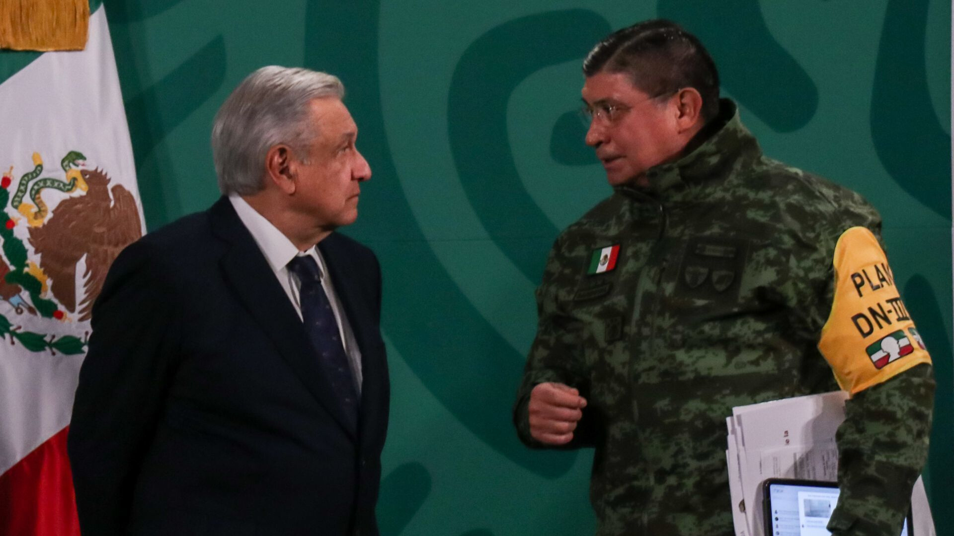 El general Luis Cresencio Sandoval, titular de la Sedena, conversa con el presidente López Obrador (Foto: Cuartoscuro)