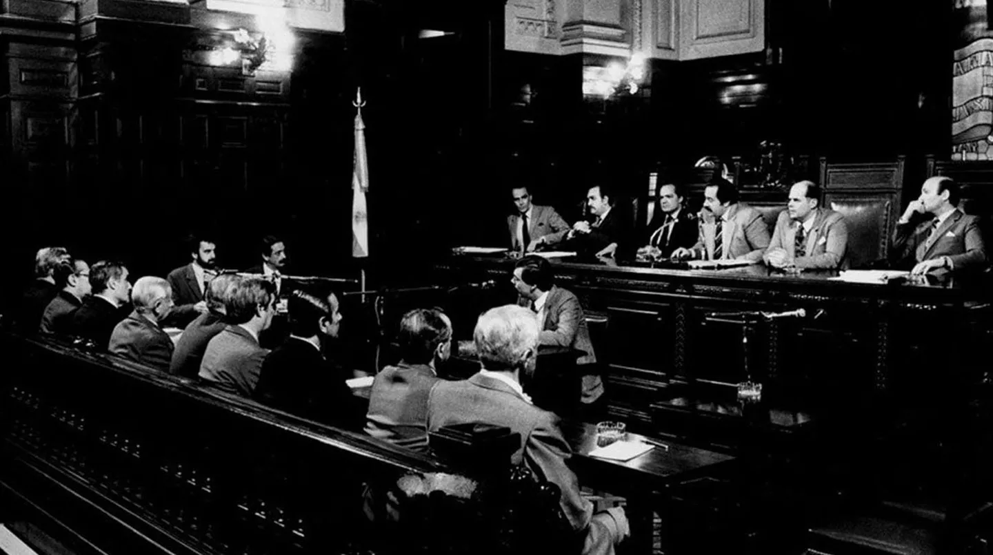 El tribunal estaba integrado por seis jueces de la Cámara Federal de la Capital Federal, León Carlos Arslanián, Jorge Torlasco, Ricardo Gil Lavedra, Jorge Valerga Aráoz, Guillermo Ledesma y Andrés D’Alessio (TELAM)