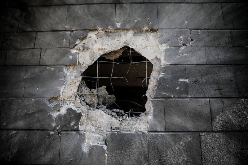 Una pared externa de un edificio residencial que fue dañado por un cohete lanzado durante la noche desde la Franja de Gaza, se puede ver en Ashkelon, Israel 14 de mayo 2021. REUTERS/Amir Cohen

