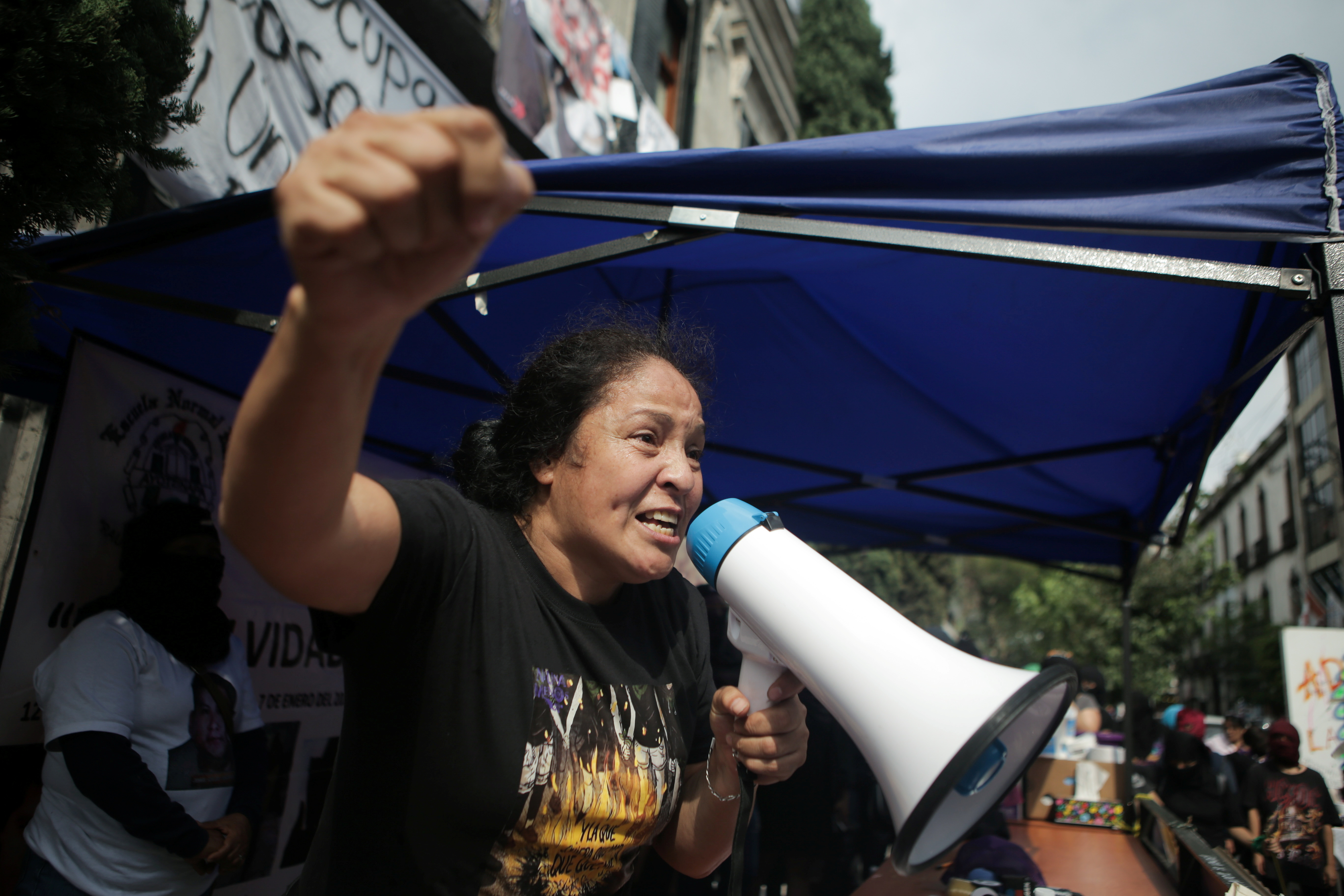 Yesenia Zamudio, activista y madre de una víctima de violencia de género, utiliza un megáfono durante una protesta frente a las instalaciones del edificio de la Comisión Nacional de Derechos Humanos que fue tomado por ella y por un colectivo feminista, en apoyo a las víctimas de violencia de género, en México. Ciudad, México 11 de septiembre de 2020. Foto tomada el 11 de septiembre de 2020.