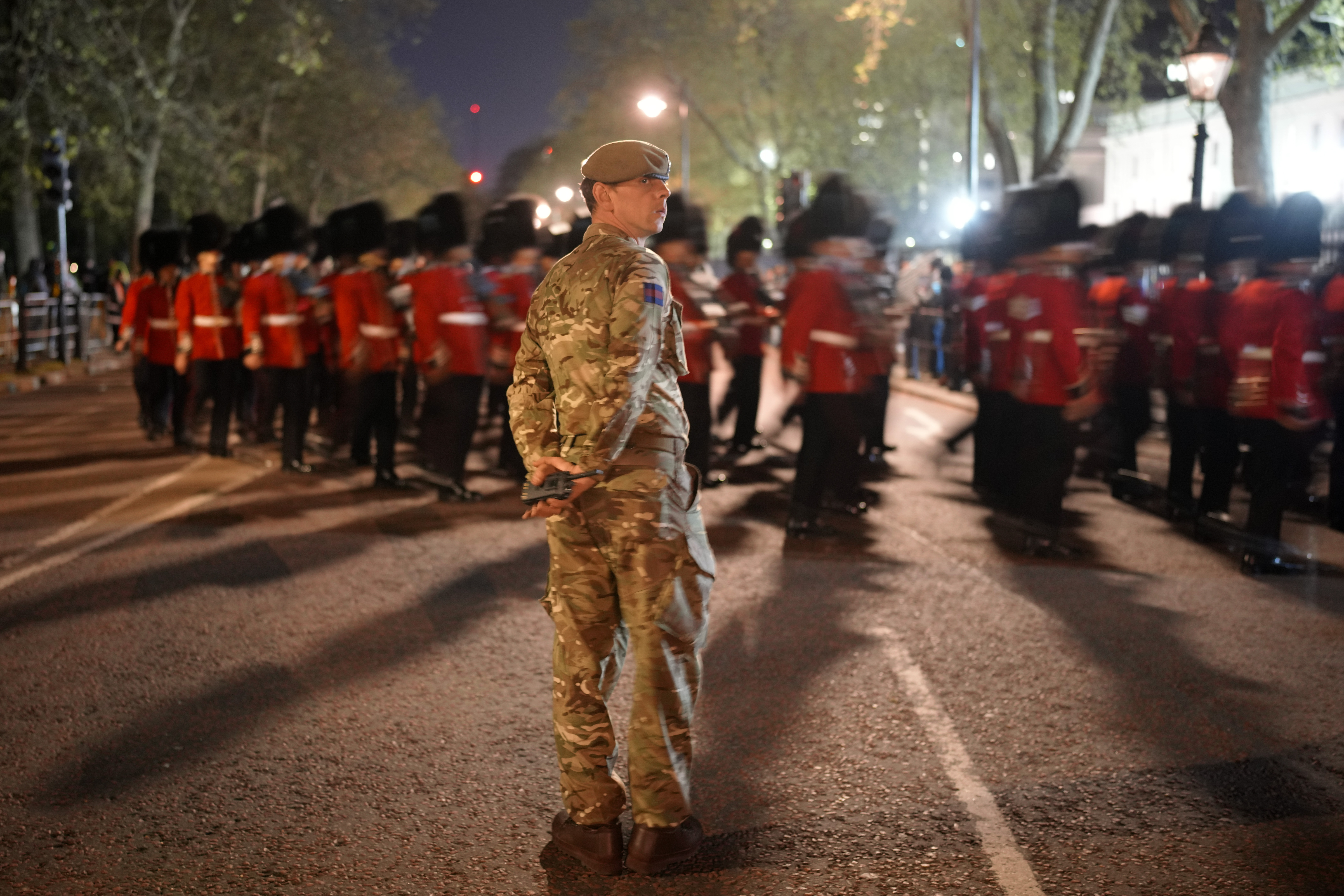 Miembros de la marcha militar cerca del Palacio de Buckingham en el centro de Londres (AP Photo/Vadim Ghirda)