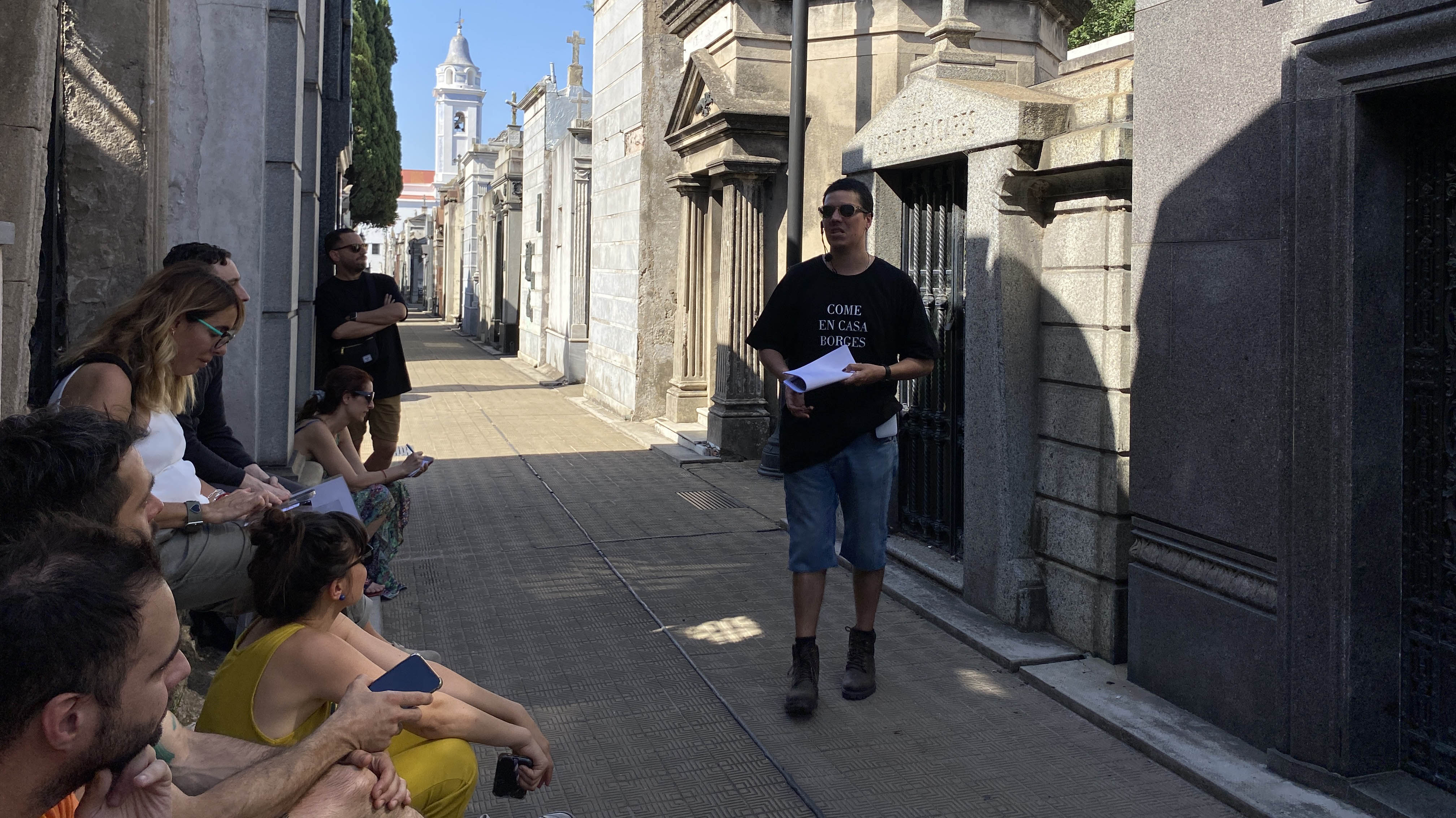 El escritor y periodista Daniel Mecca conduce el recorrido. El Cementerio de la Recoleta, una de las paradas: allí está la bóveda de la familia Casares.
