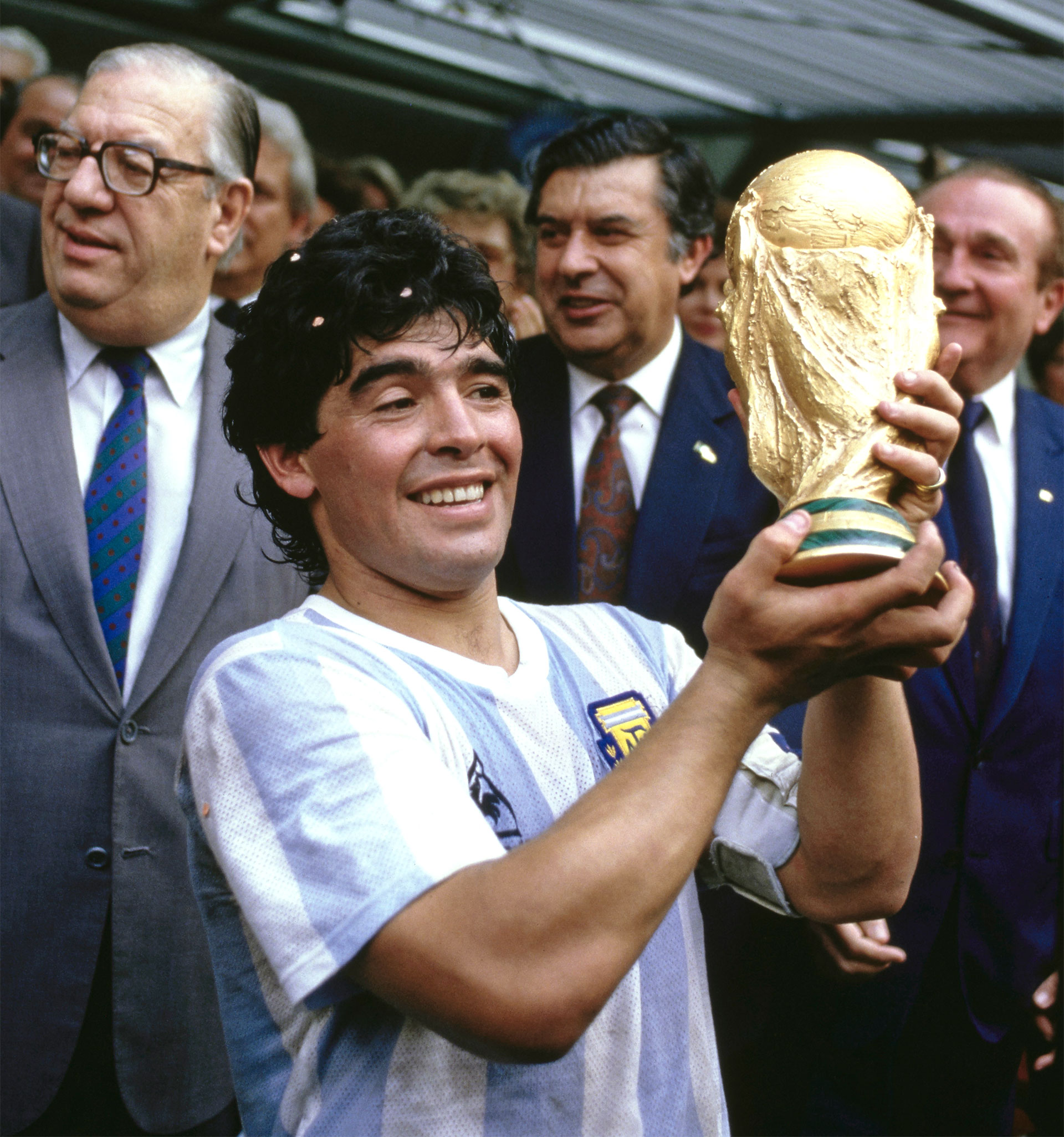 Diego Maradona con la Copa del Mundo en México 1986 (Photo by Mike King/Allsport/Getty Images/Hulton Archive)