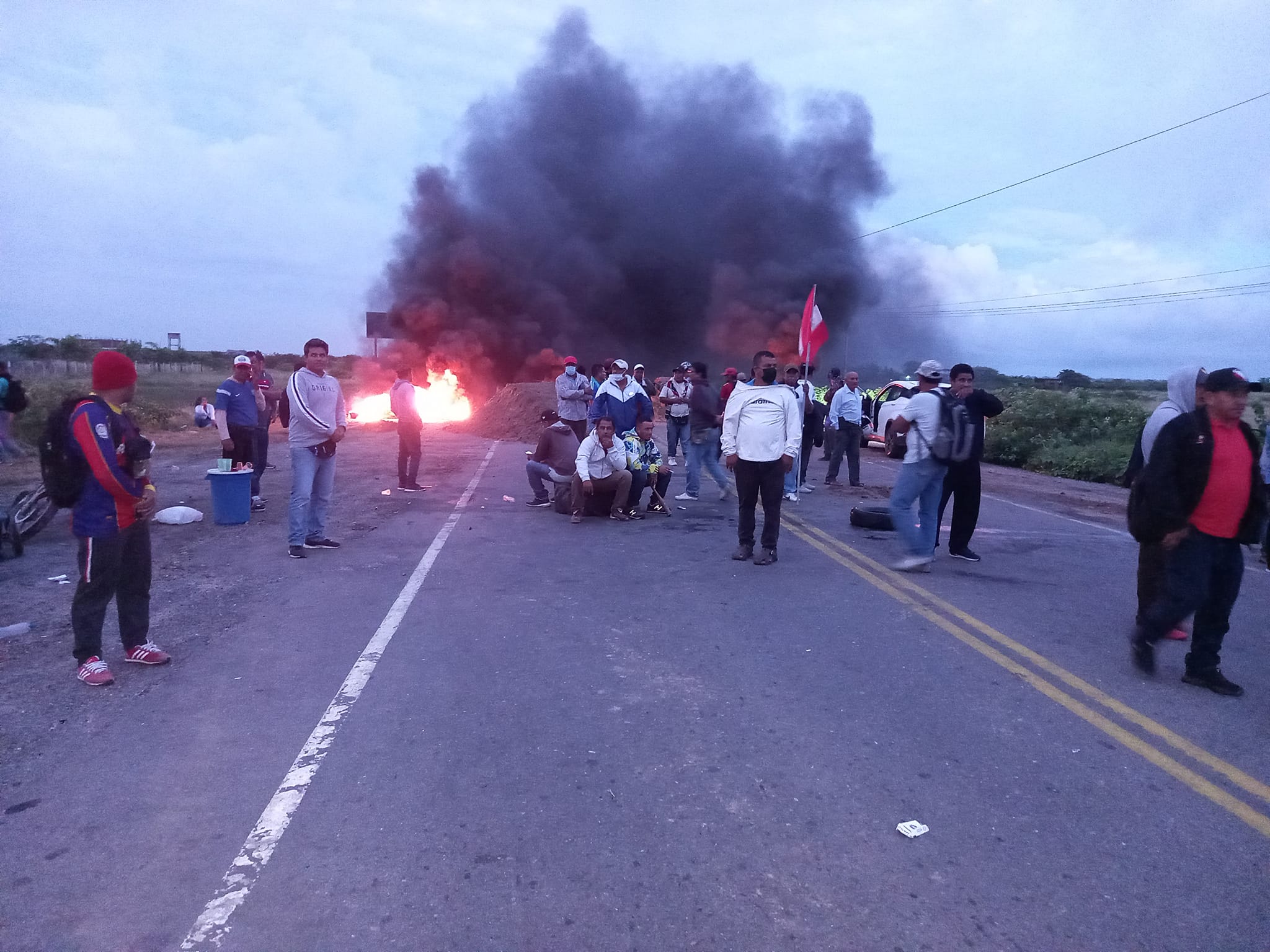 Paro en Tumbes: pobladores bloquean carretera de acceso a la región