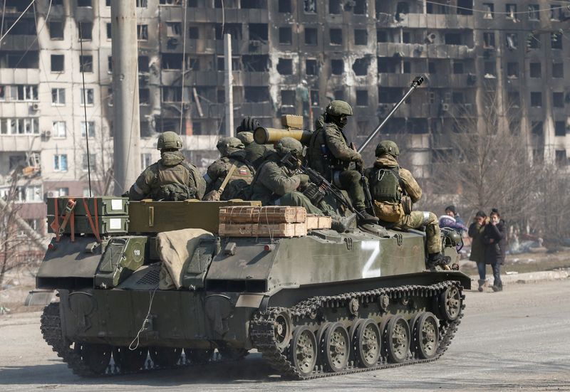 Soldados de las fuerzas rusas sobre un vehículo blindado con el símbolo "Z" pintado en un lateral durante la invasión rusa de Ucrania, en las afueras de la ciudad de Mariúpol. La nueva estrategia del Kremlin es reagruparse para tomar el este ucraniano. REUTERS/Alexander Ermochenko