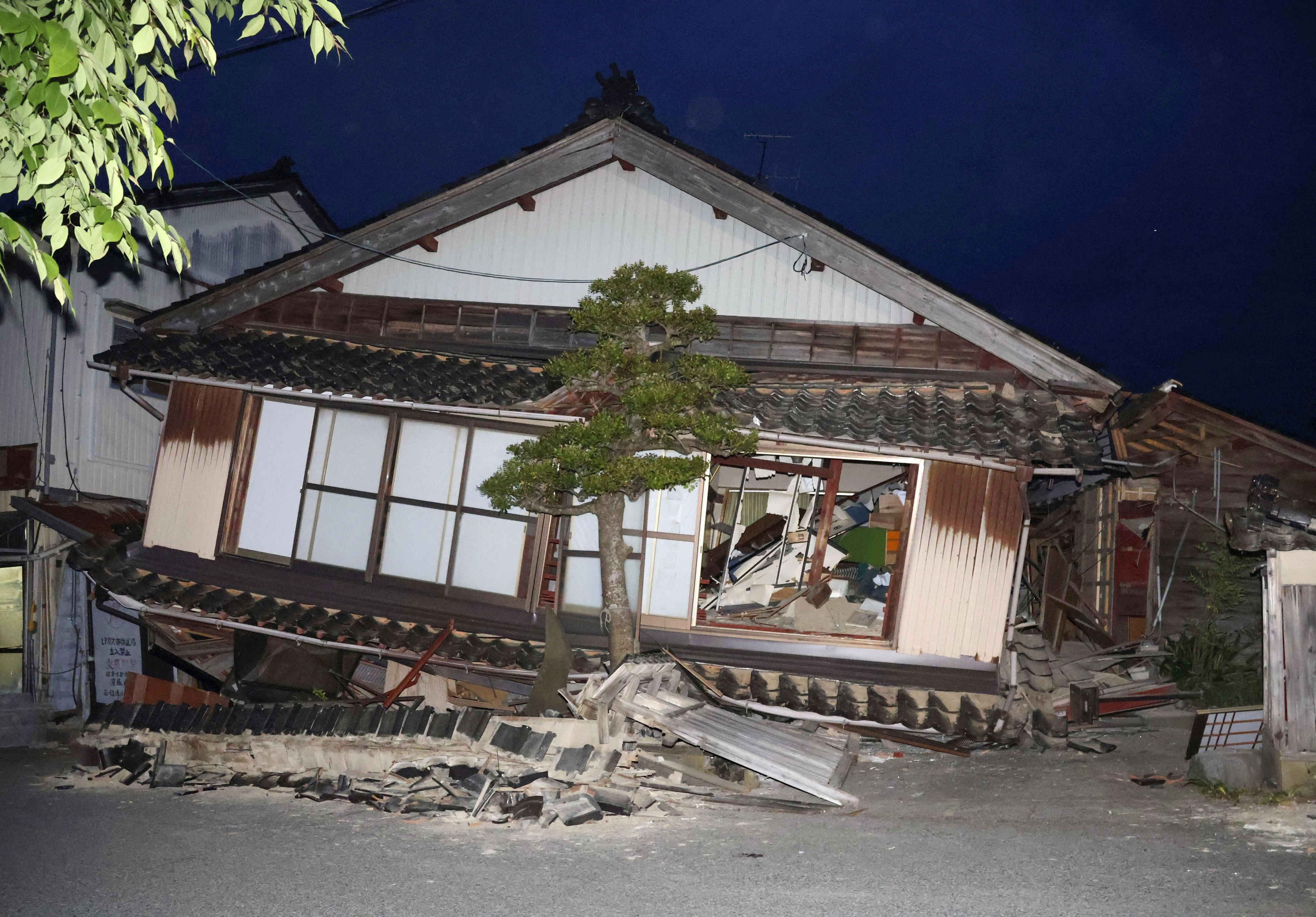 Una casa derrumbada tras un terremoto se ve en Suzu, prefectura de Ishikawa, Japón 5 de mayo 2023, en esta foto tomada por Kyodo.  Crédito obligatorio Kyodo via REUTERS
