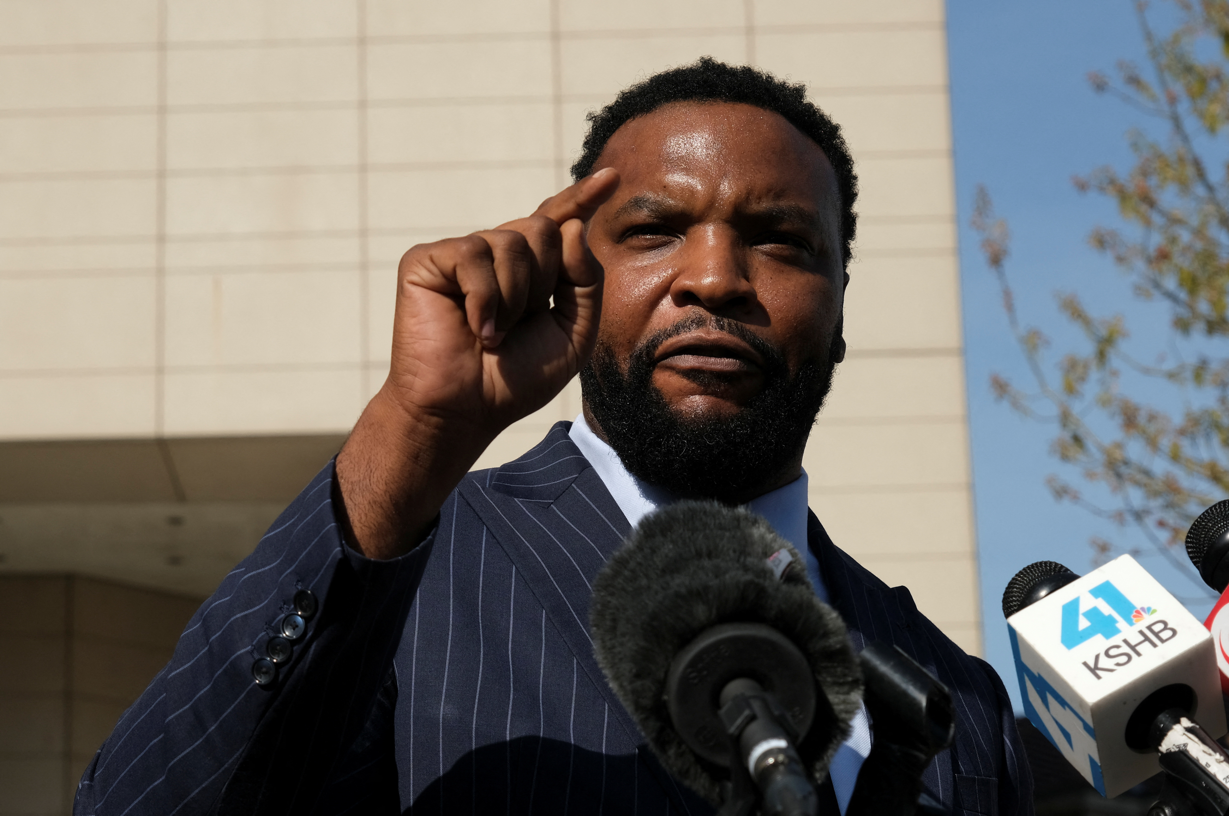 Lee Merritt, abogado de la familia del adolescente, en una rueda de prensa con los medios en Kansas City. (REUTERS)
