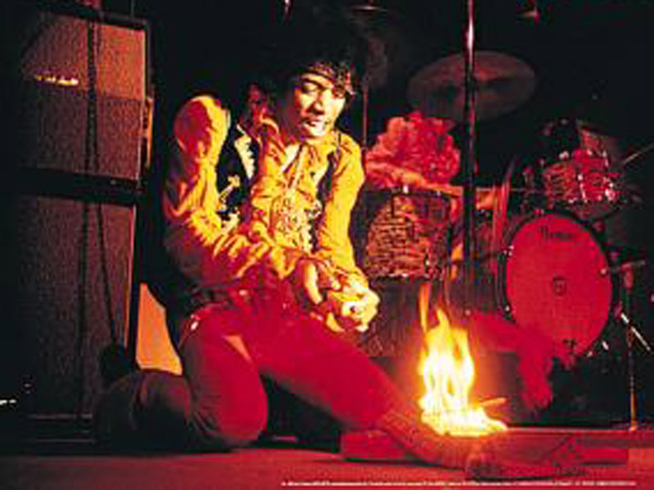 El otro hit de Jimi Hendrix en escena: prendiendo fuego su guitarra mientras sonaba la canción "Fire"