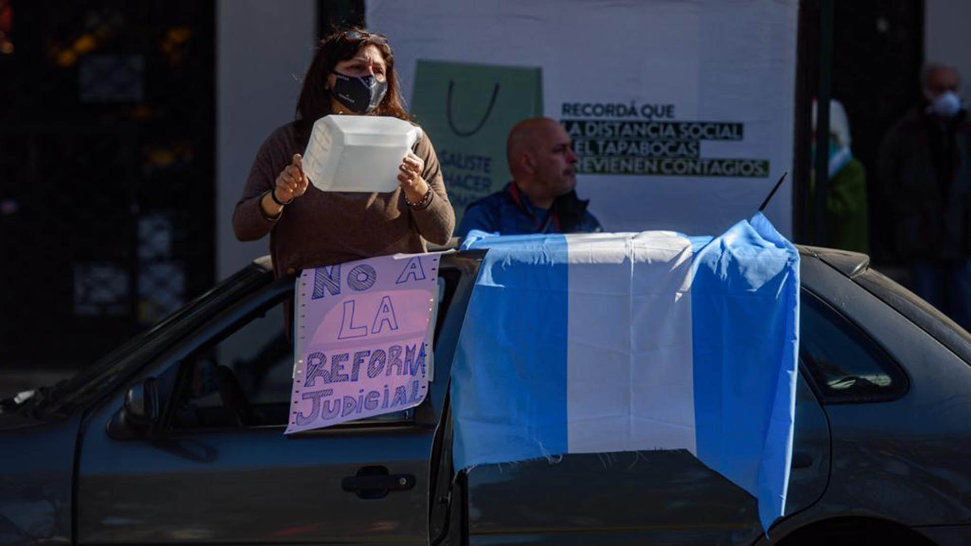 A pesar de las recomendaciones para cuidar la salud, varias personas llevaban sus tapabocas mal colocados.