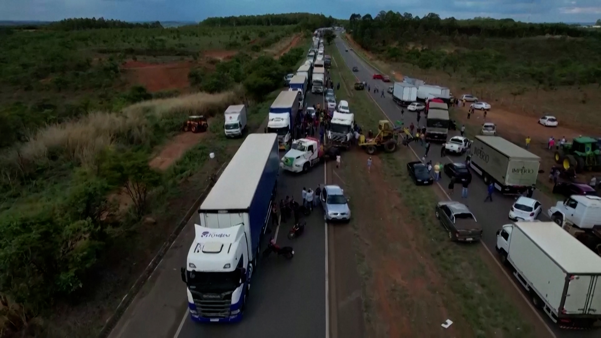 El Supremo Tribunal de Brasil ordenó despejar los 270 bloqueos de carreteras instalados por seguidores de Bolsonaro y la Policía prepara el operativo