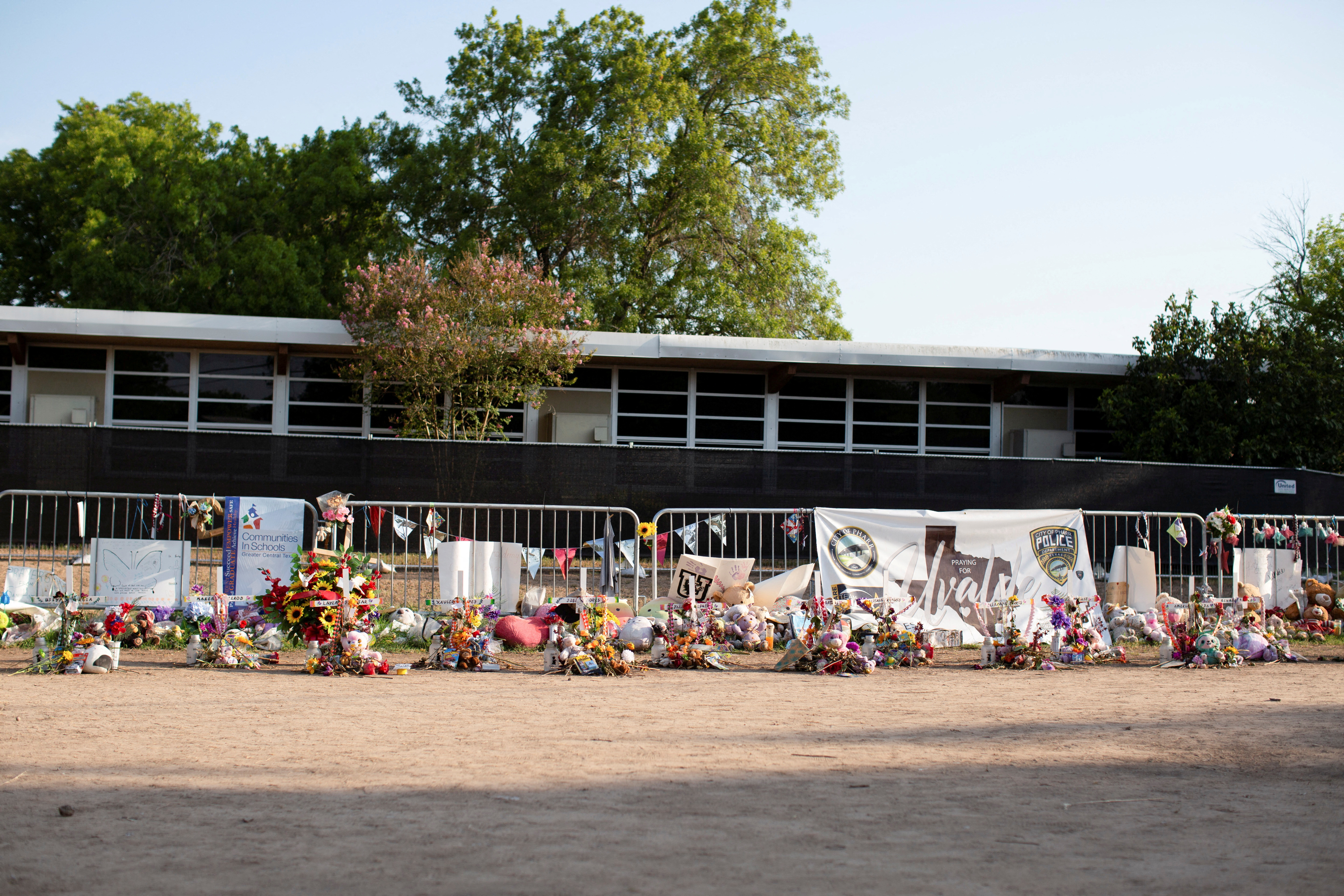 Flores, osos de peluches y cartas para las víctimas de esta tragedia