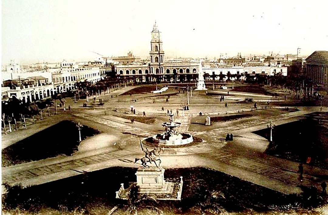 El Cabildo de Benoit. Todavía no se había abierto la Avenida de Mayo, conservaba sus 11 arcadas y tenía una torre altísima con el reloj que marcaba la hora oficial de la Argentina