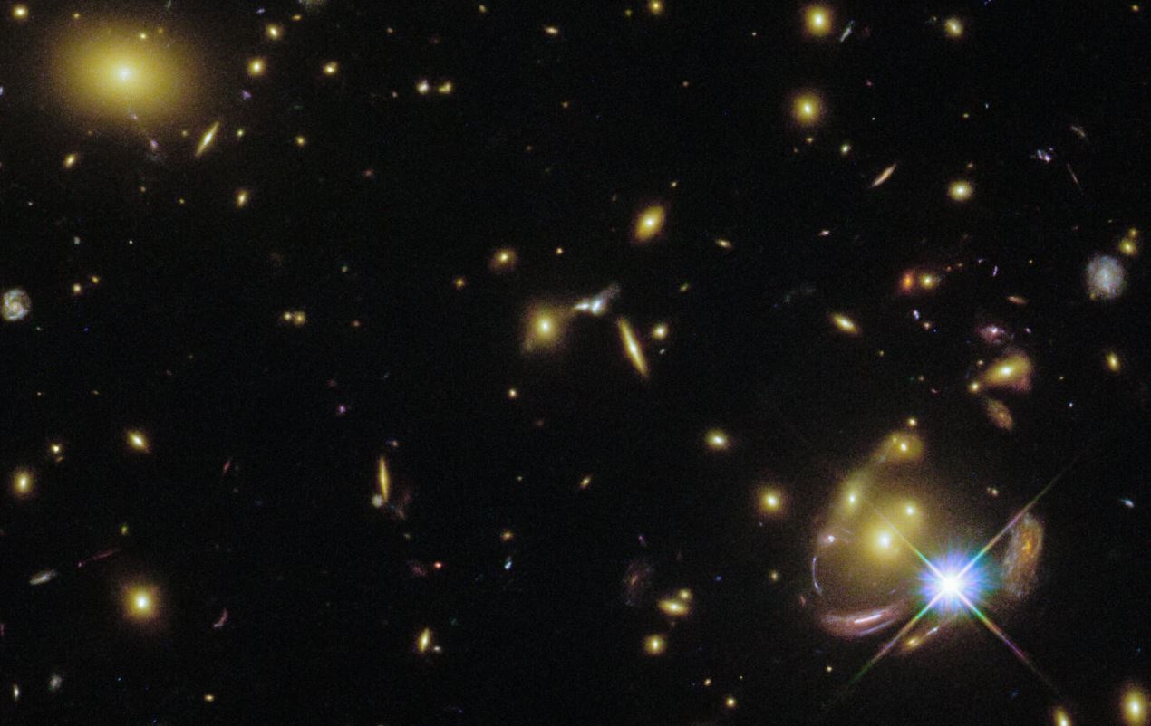 Esta imagen repleta de estrellas y galaxias fue capturada por la cámara de campo amplio 3 (WFC3) del telescopio Hubble de la NASA/ESA, utilizando datos que se recopilaron con fines científicos. (ESA)
