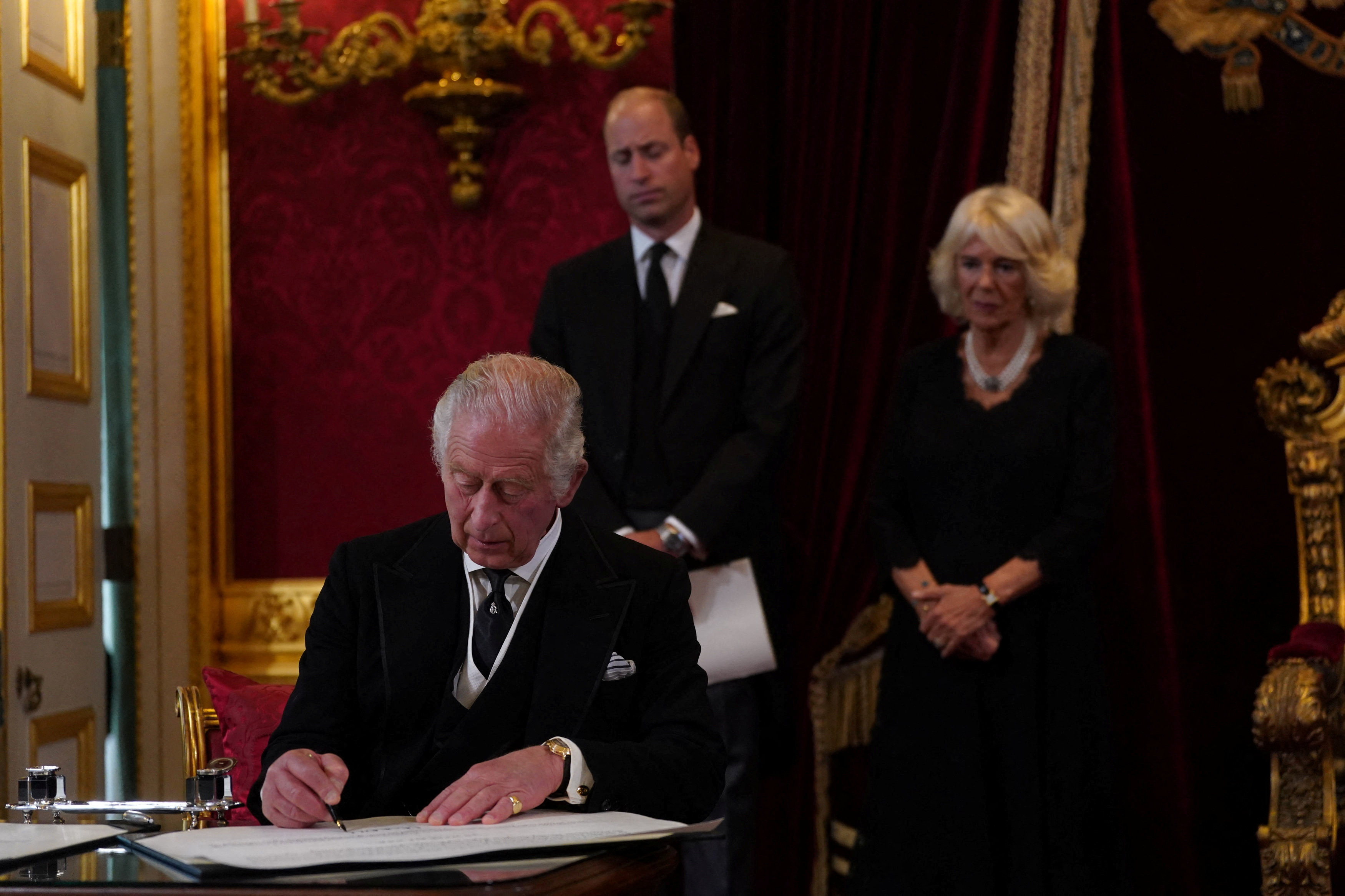 El rey Carlos III firma un juramento durante el Consejo de Adhesión en el Palacio de St James, donde fue proclamado formalmente nuevo monarca del Reino Unido tras la muerte de su madre, la reina Isabel II (Victoria Jones/REUTERS)