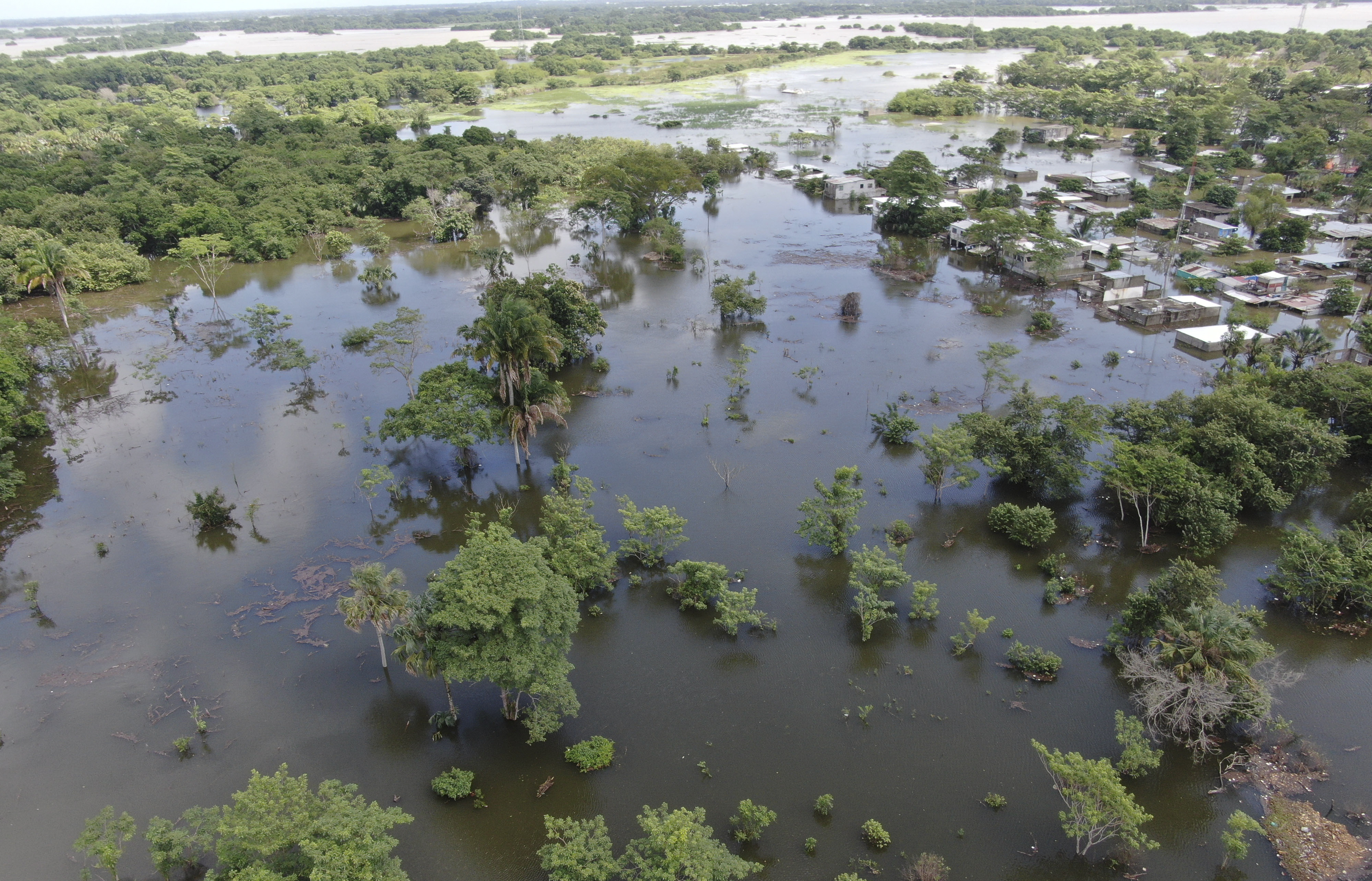 Vista de un área inundada luego del desborde del río Grijalva debido a las fuertes lluvias en Villahermosa, estado de Tabasco, México, el 7 de noviembre de 2020.