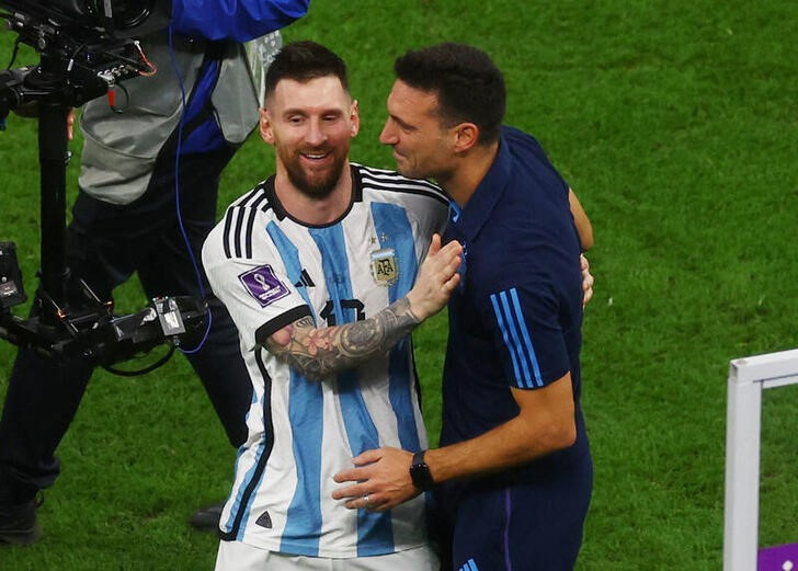 El capitán de Argentina Lionel Messi y el DT Lionel Scaloni celebrando la clasificación a la final del Mundial REUTERS/Paul Childs