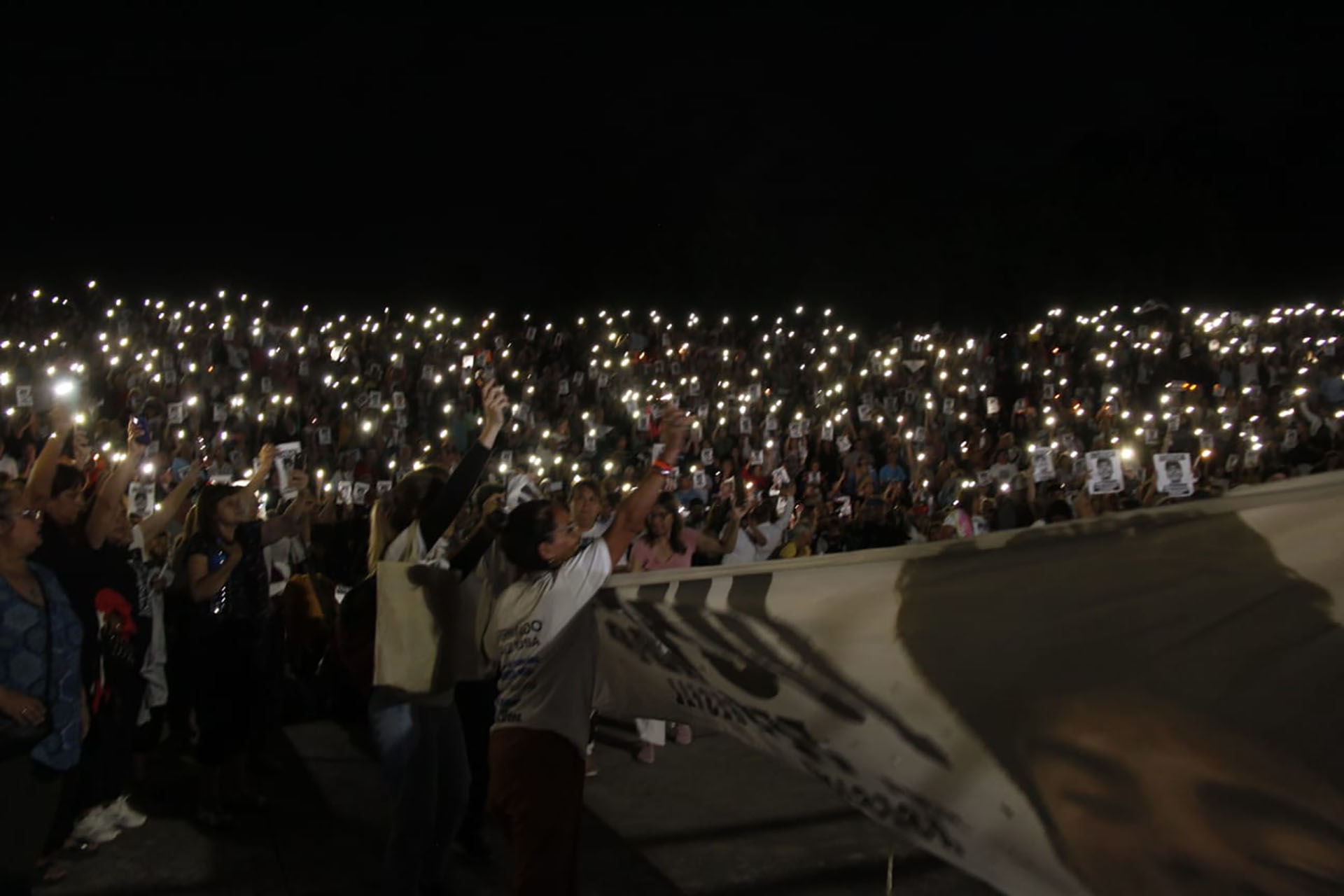 En el Anfiteatro Municipal hubo más de 3.000 personas acompañando a los padres de Fernando (Fuente)