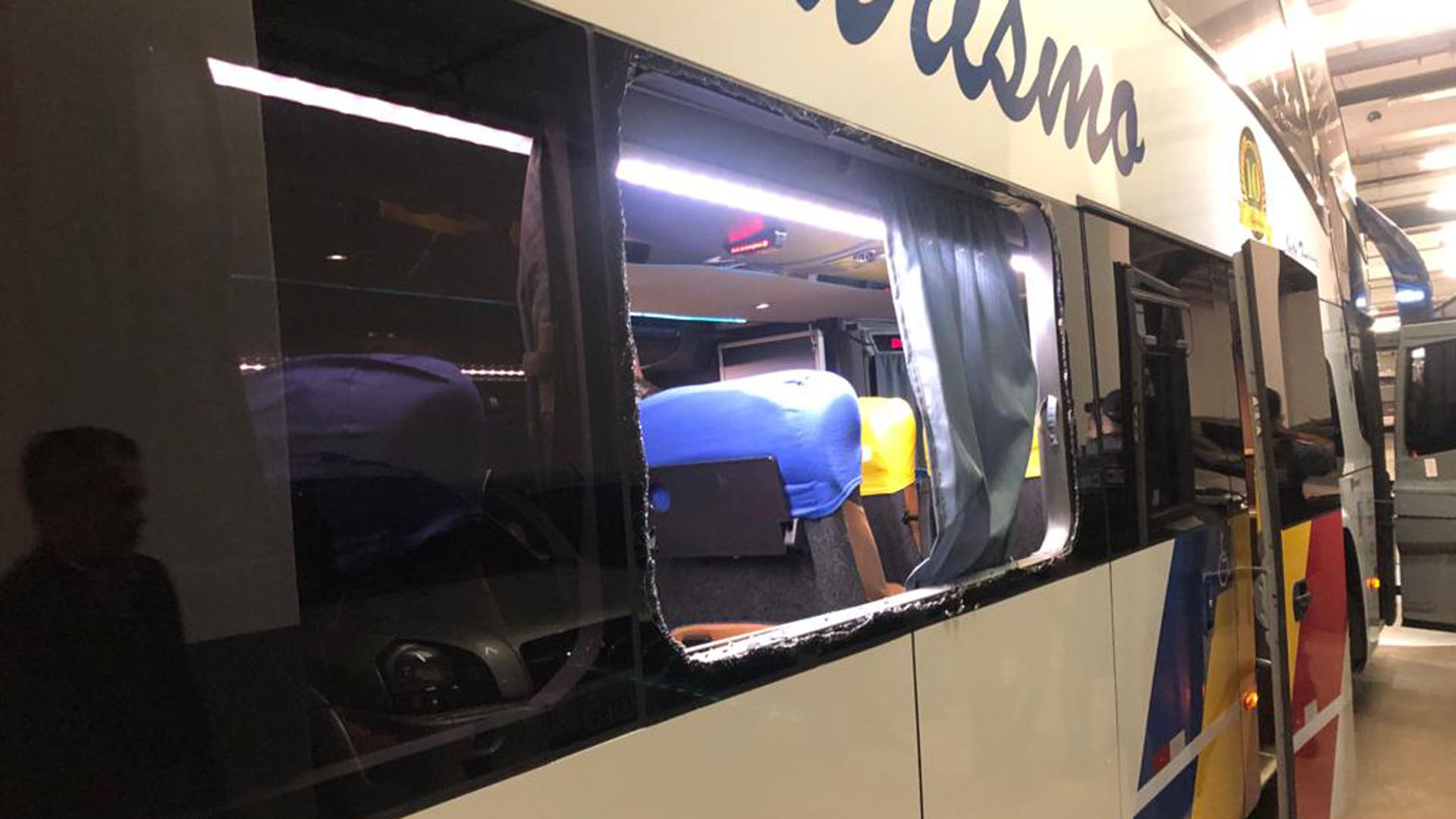 This is how one of the windows of the Boca Juniors bus was left (TV capture)