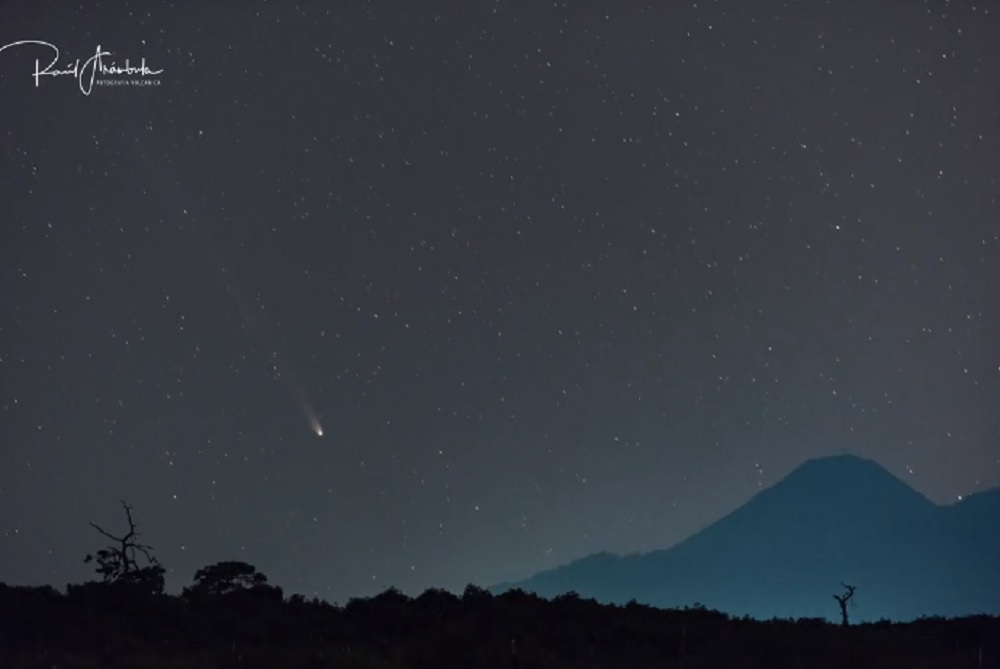 El cometa Leonard junto al volcán de Colima (Foto: Raúl Arámbula vía Twitter @webcamsdemexico)
