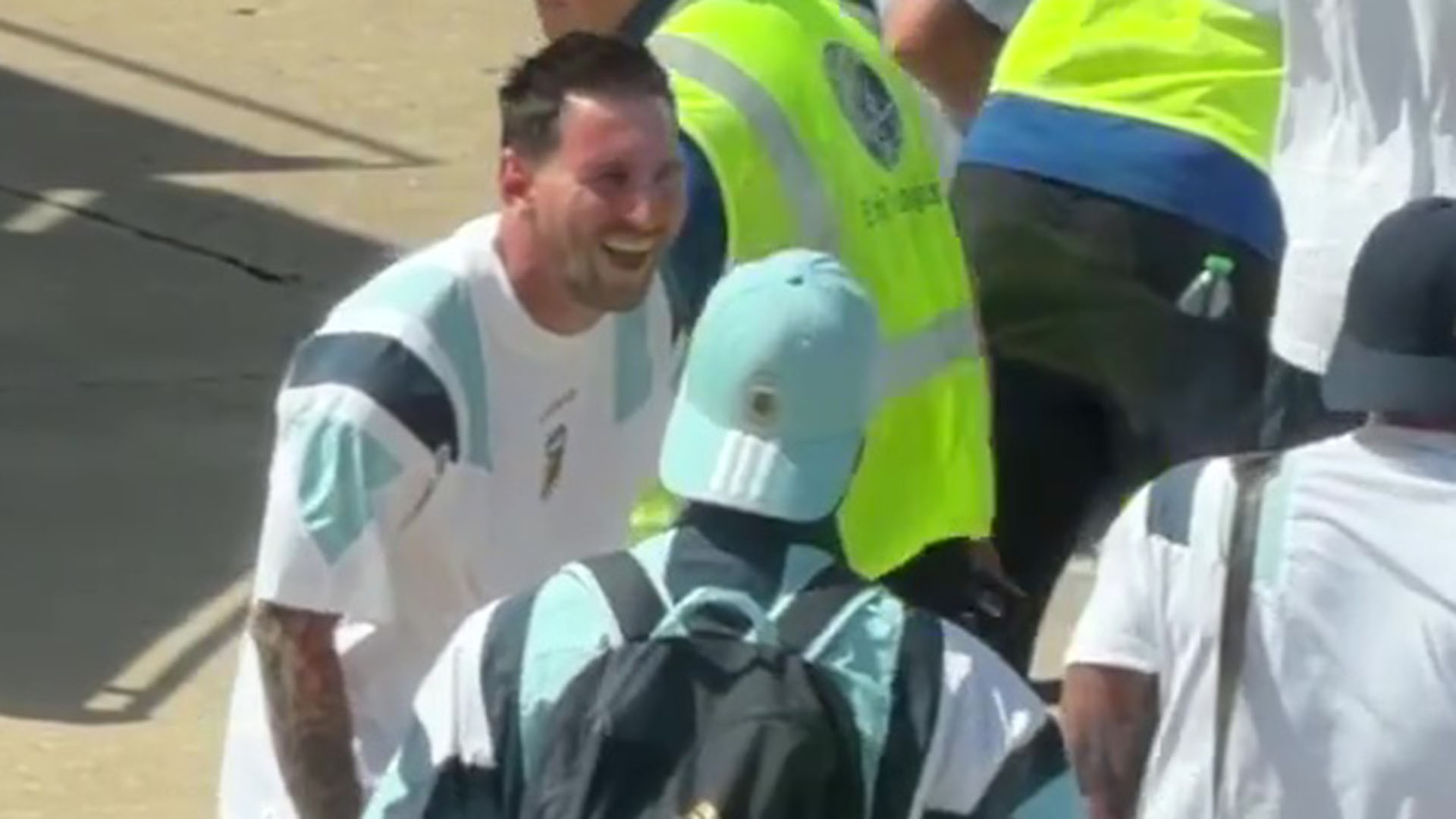 Las carcajadas de Lionel Messi al ver el ins&oacute;lito elemento que encontraron en la valija de Cuti Romero durante los controles antes de abordar el avi&oacute;n