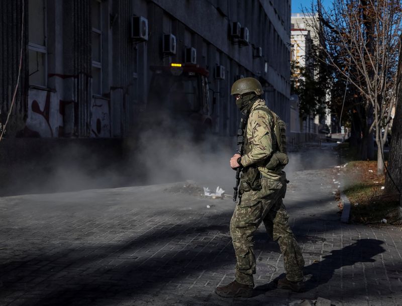 Un militar ucraniano patrulla el lugar de un ataque militar ruso (REUTERS/Gleb Garanich)