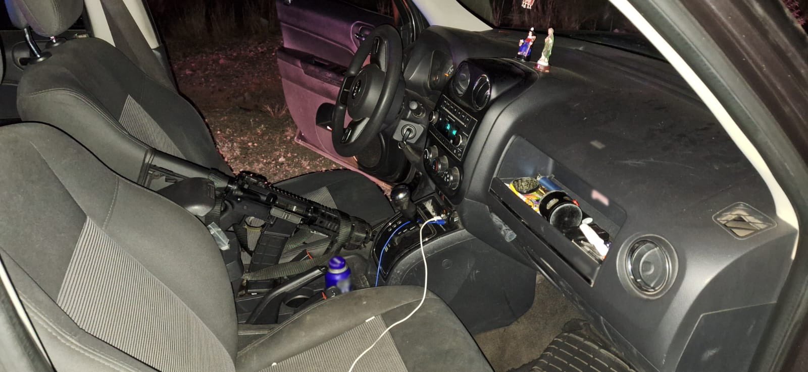 Armas incautadas dentro de autos robados en Sonora (GN)