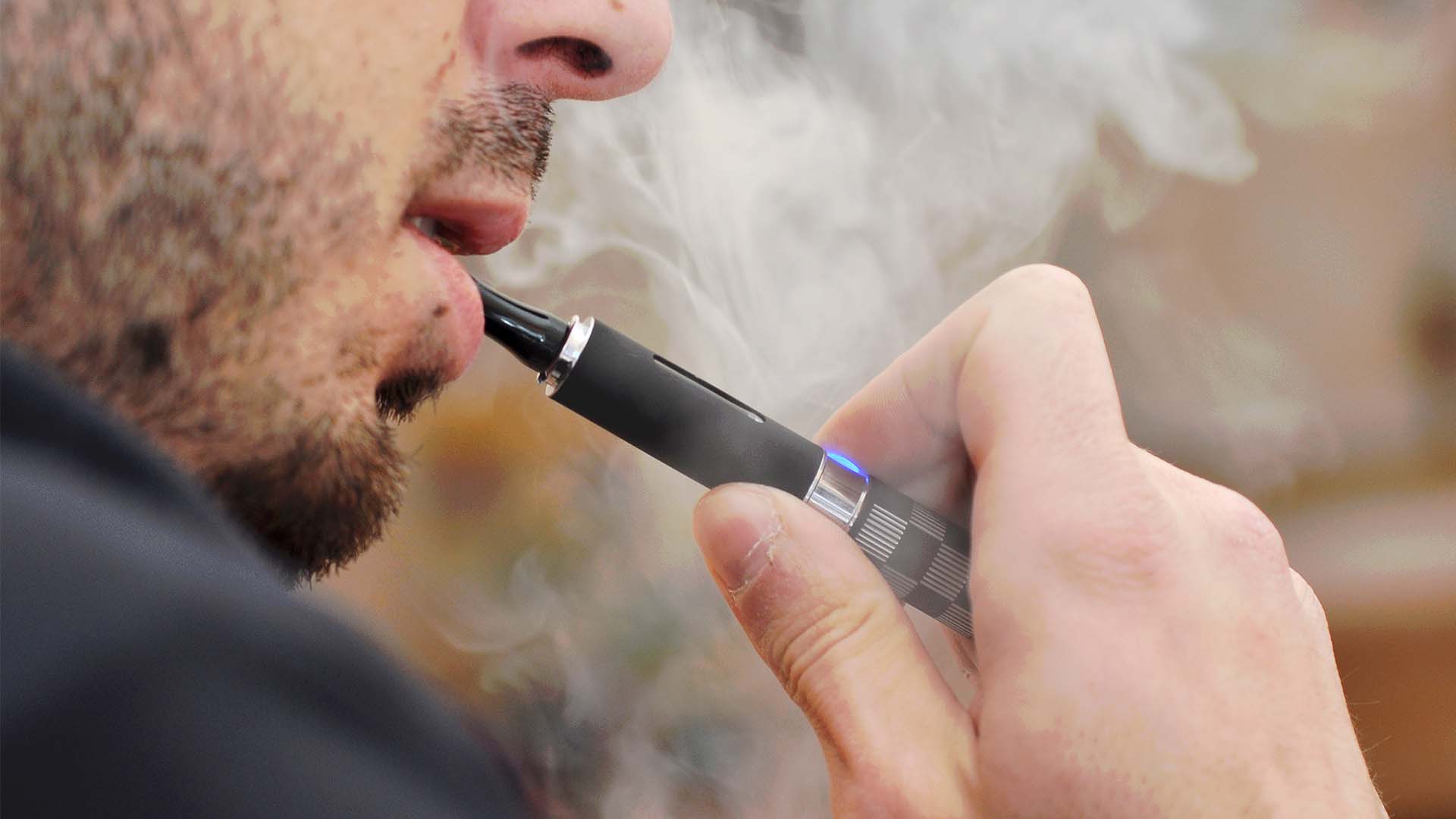 Según vieron los investigadores, en comparación con los no fumadores, quienes fumaban cigarrillo electrónico mostraban alteraciones moleculares en sus perfiles de expresión génica que están asociadas con los fumadores de cigarrillos (Getty)