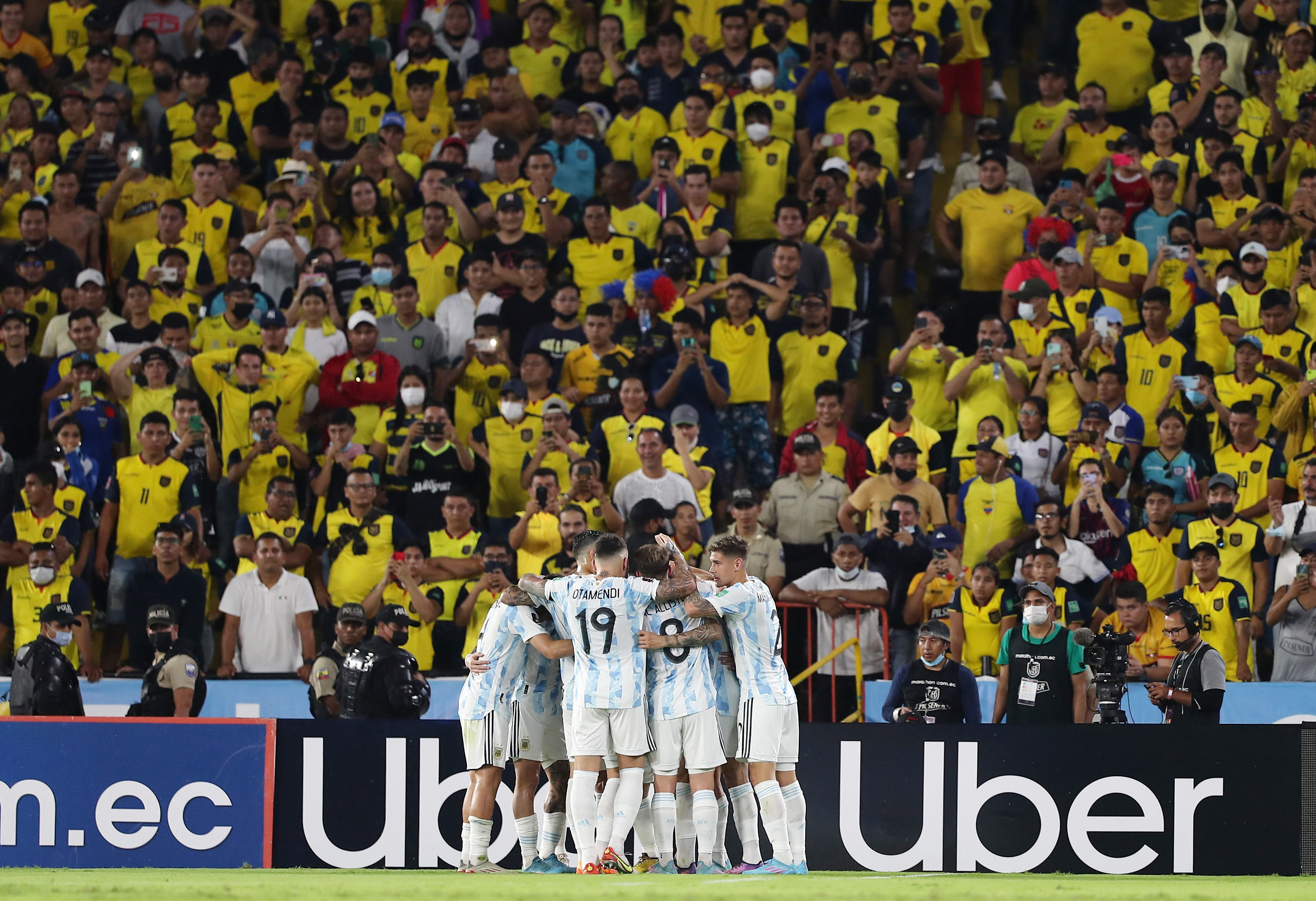 La Selección, un racimo en el festejo del gol de Álvarez (REUTERS/Jose Jacome)