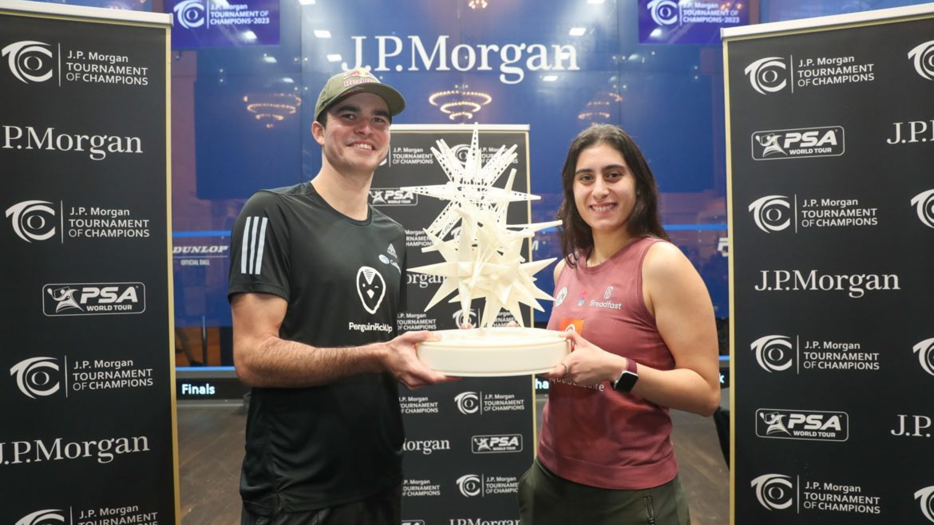 Diego Elías y Nour El Sherbini con el  trofeo JP Morgan Tournament of Champions. (psaworldtour)