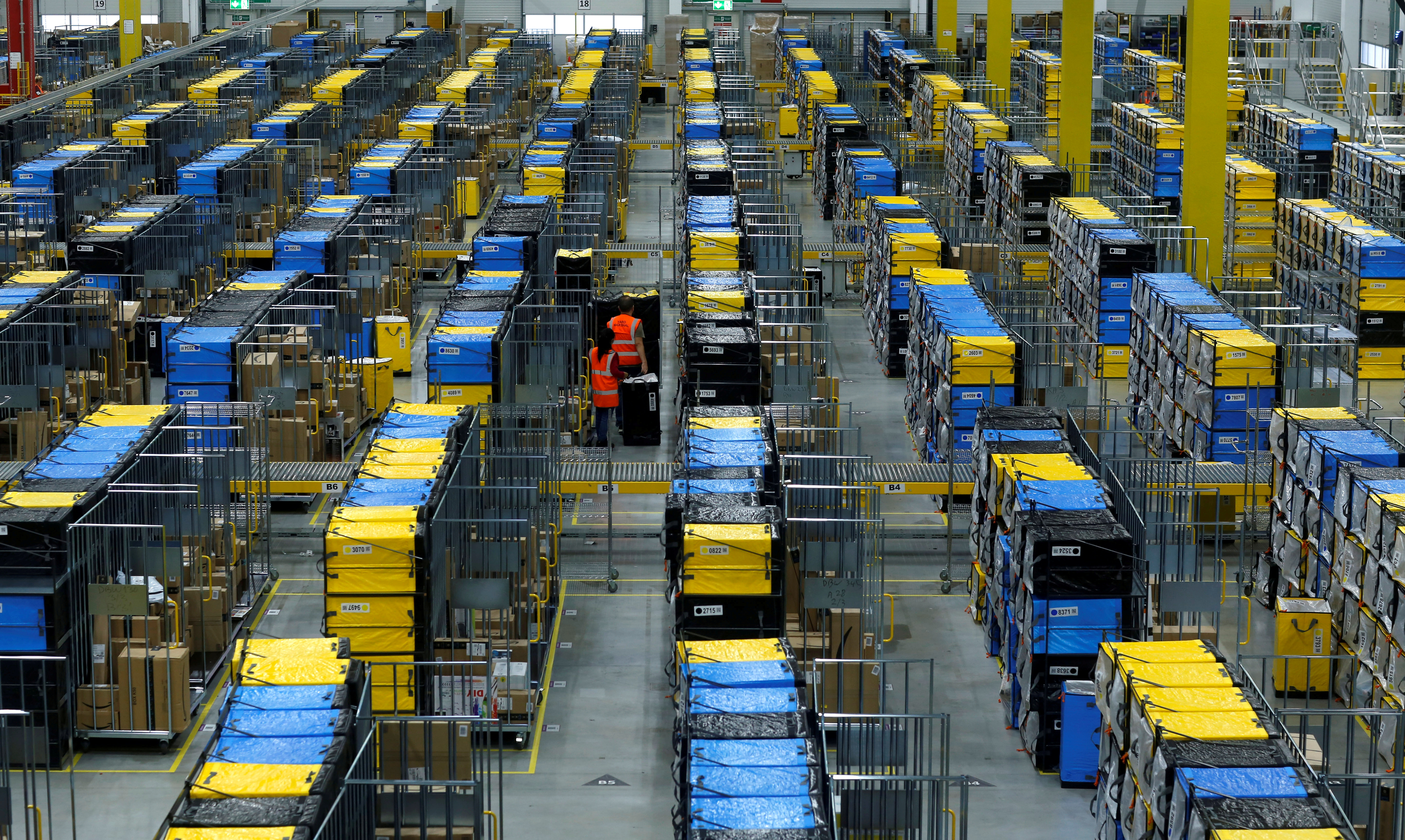 Uno de los enormes almacenes de Amazon en Mannheim, Alemania (Reuters/ Ralph Orlowski)