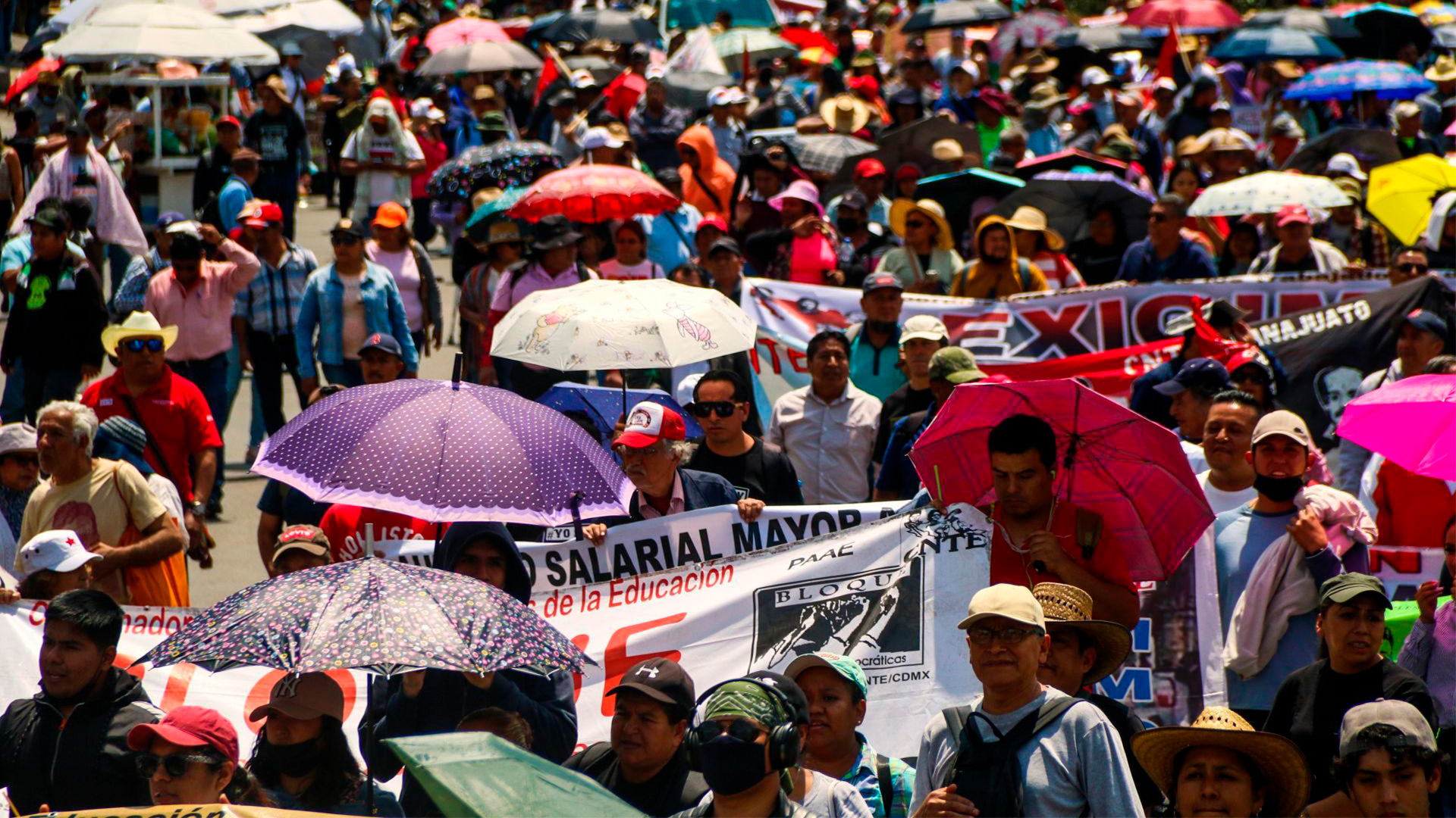 Integrantes de la CNTE mantienen bloqueo en la colonia Buenavista