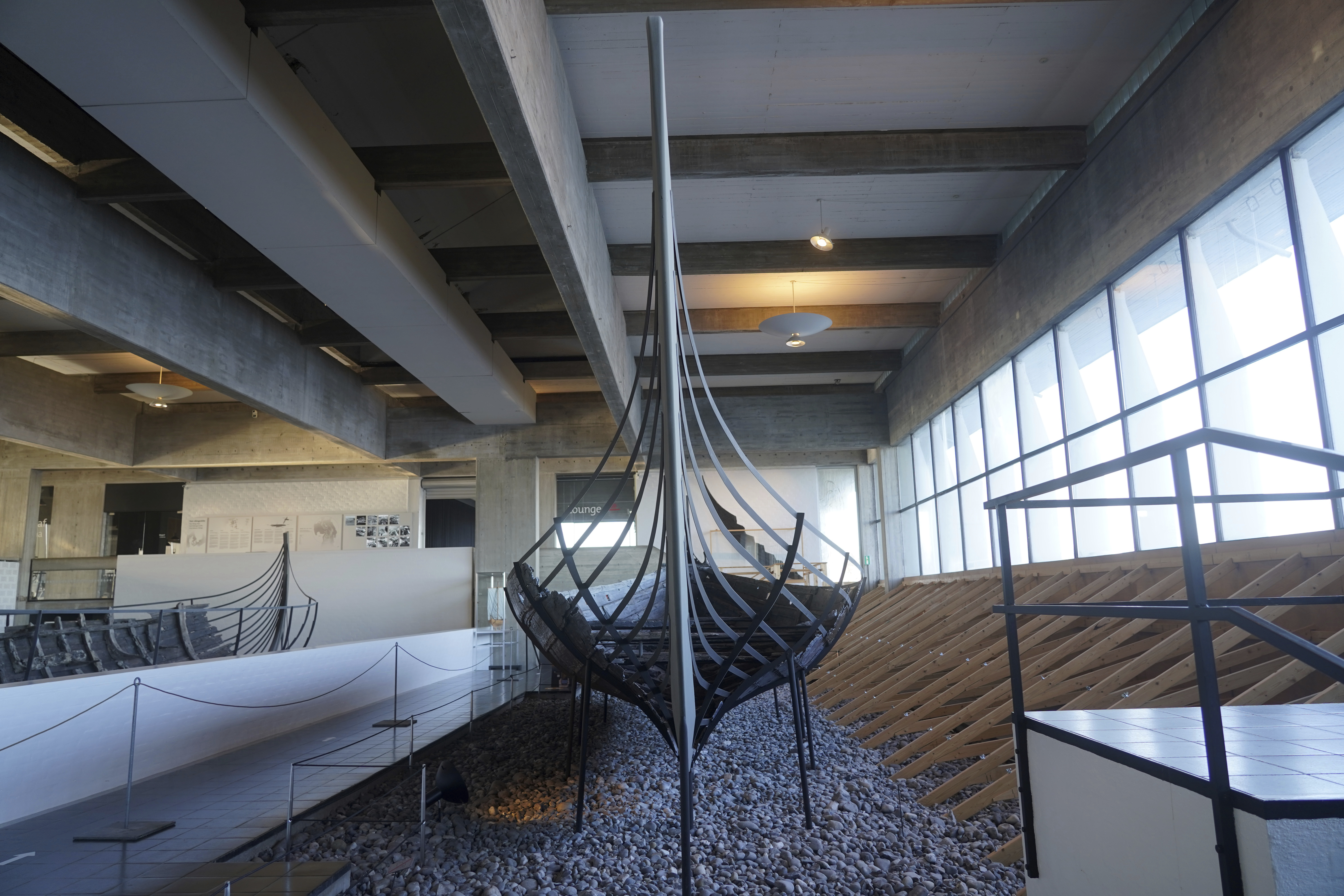 Un buque mercante costero vikingo de 14 metros del siglo XI, se encuentra en exhibición en el Museo de Barcos Vikingos. Roskilde, Dinamarca, lunes 17 de enero de 2022.  (AP Photo/James Brooks)

