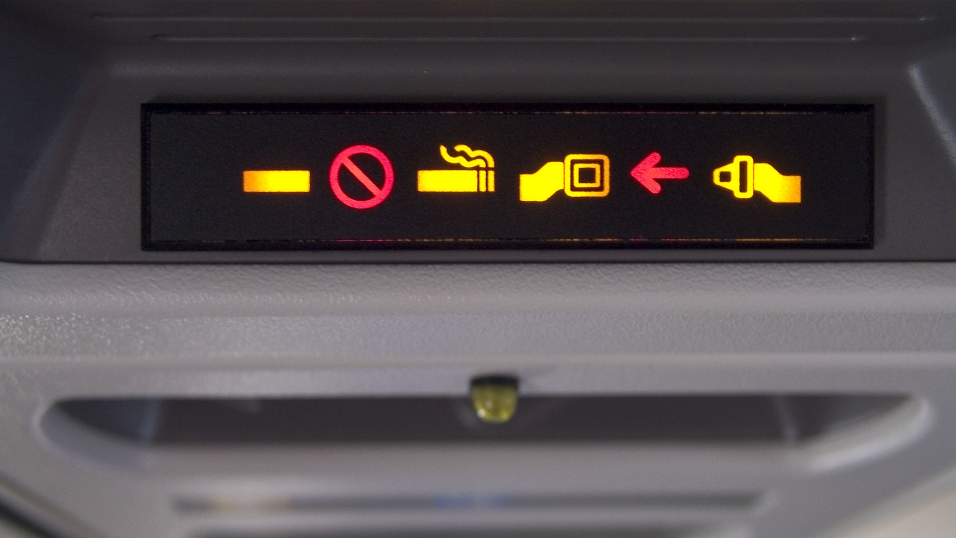 Señales de prohibido fumar y de abrocharse los cinturones que pueden verse en los aviones comerciales. (Getty Images)