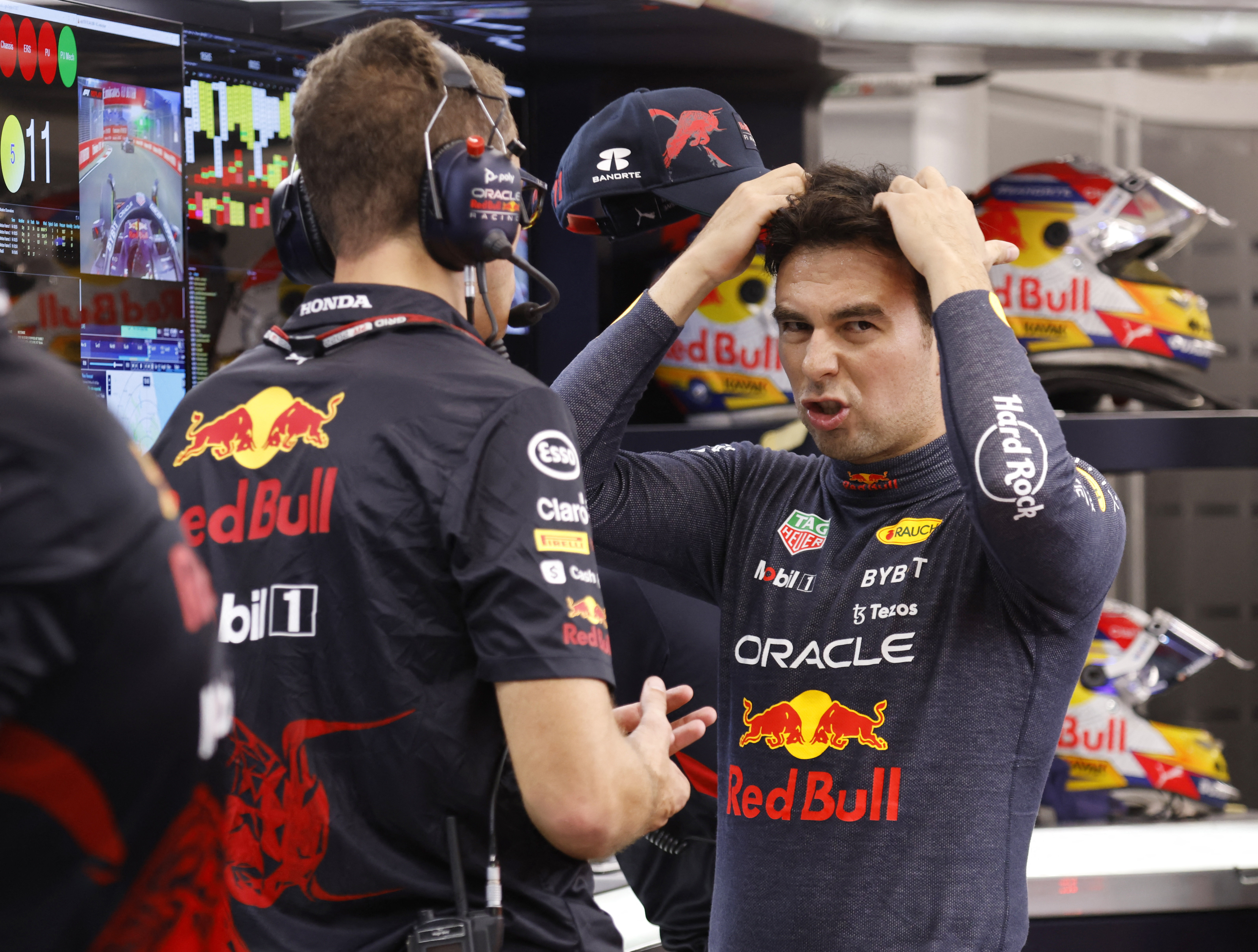 Con problemas en el RB18: así fue el primer día de Checo Pérez en el GP de Singapur. Foto: REUTERS/Edgar Su