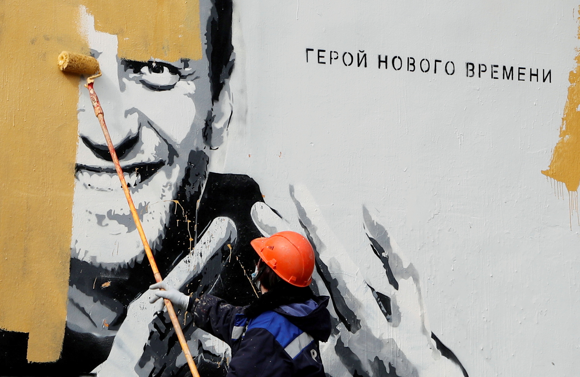 Un trabajador pinta sobre un retrato de Alexei Navalny (Foto: REUTERS/Anton Vaganov)