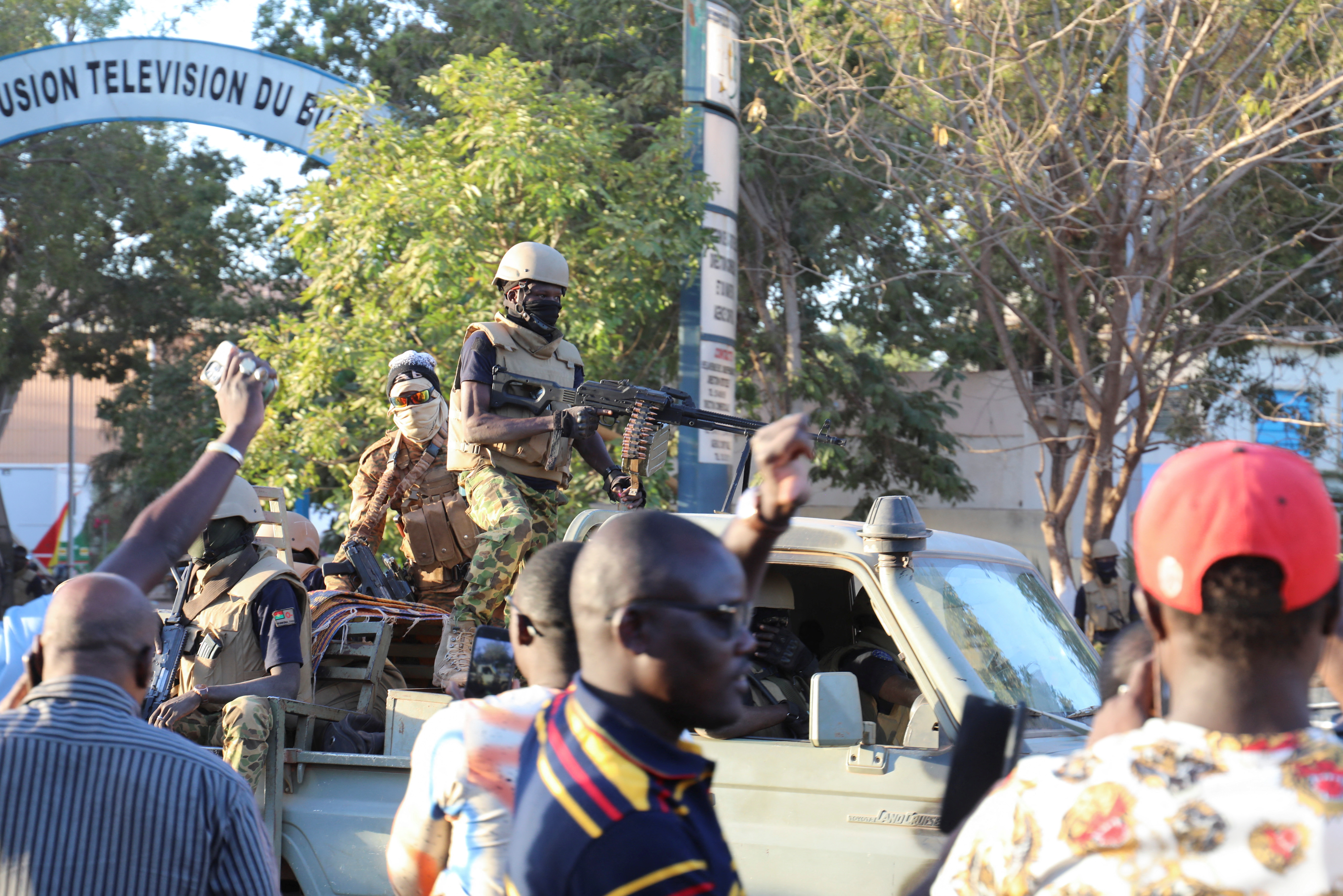 La gente muestra su apoyo a los militares después de que depusieron al presidente Kabore fuera de la sede de la televisión estatal RTB en Uagadugú, Burkina Faso, el 24 de enero de 2022. REUTERS/Vincent Bado