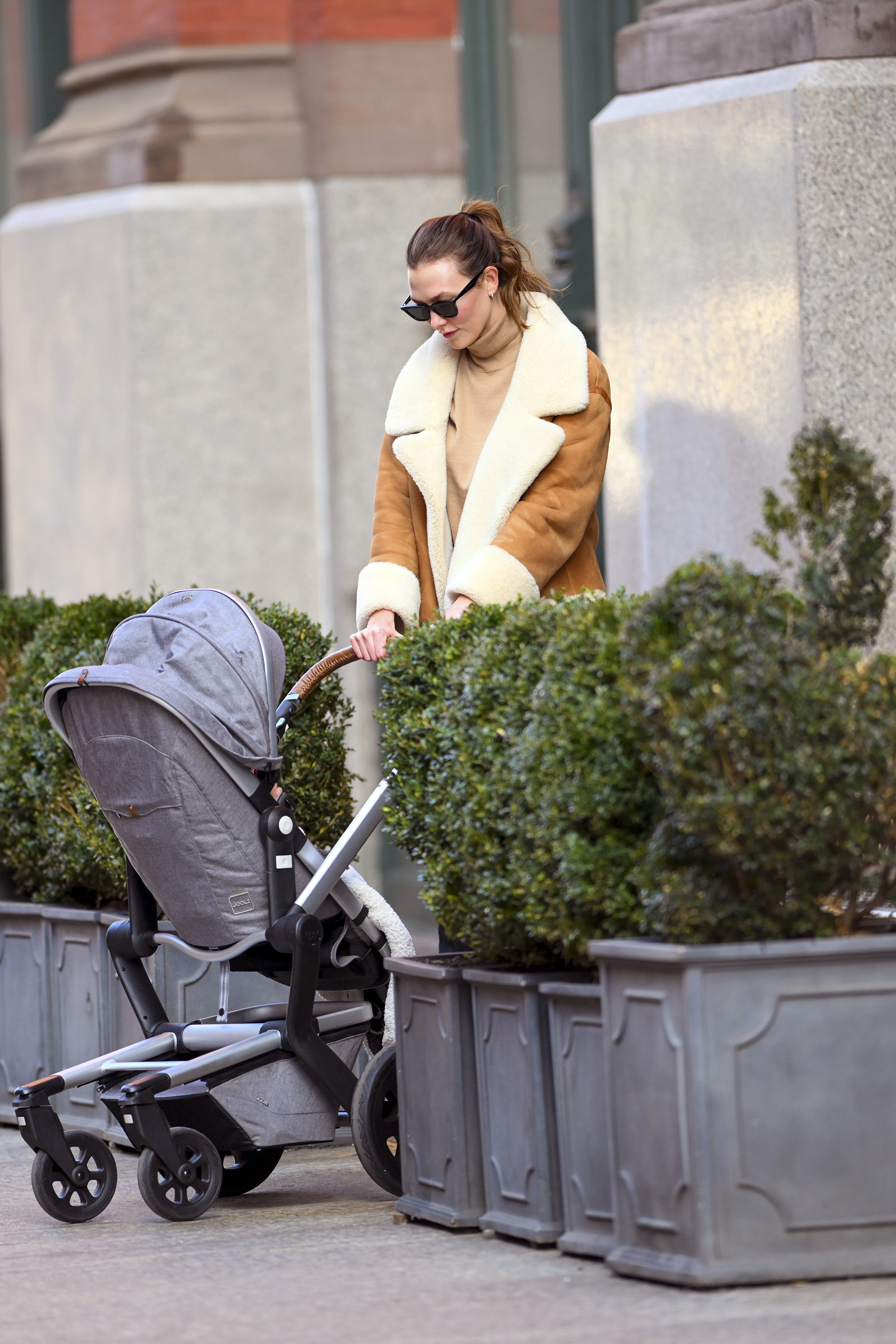 Karlie Kloss fue fotografiada cuando regresaba a su casa en Nueva York luego de haber dado un paseo con su bebé, fruto de su relación con Joshua Kushner. La modelo hizo maniobras con el cochecito para ingresar al edificio en el que vive y saludó con buena predisposición a los fotógrafos que la encontraron