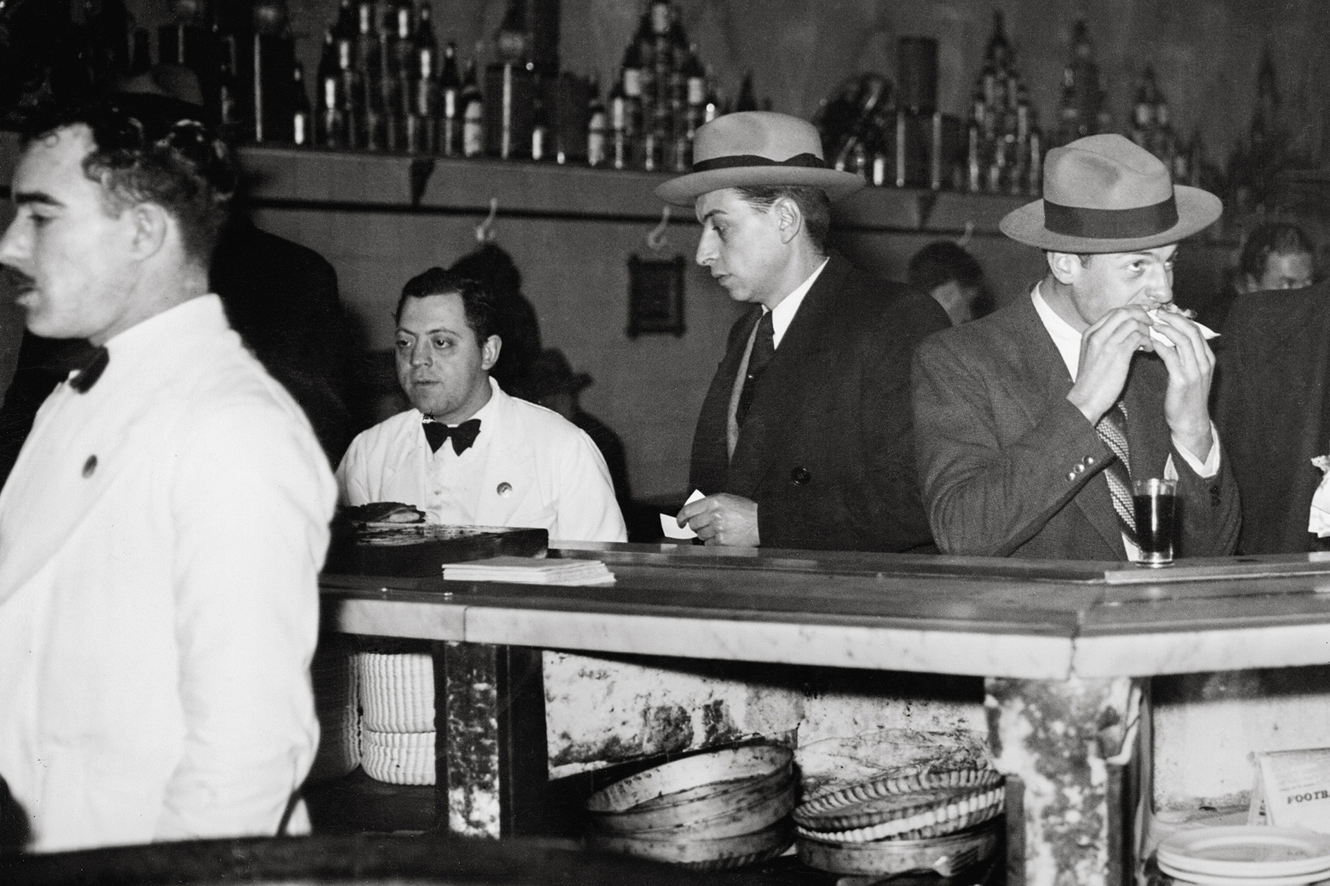 Una de las imágenes que integran el libro "Fotografías 1930-1943", que reúne más de ochenta fotos, en su mayoría del Archivo General de la Nación, que retratan los contrastes de clase de un particular período histórico de la Argentina