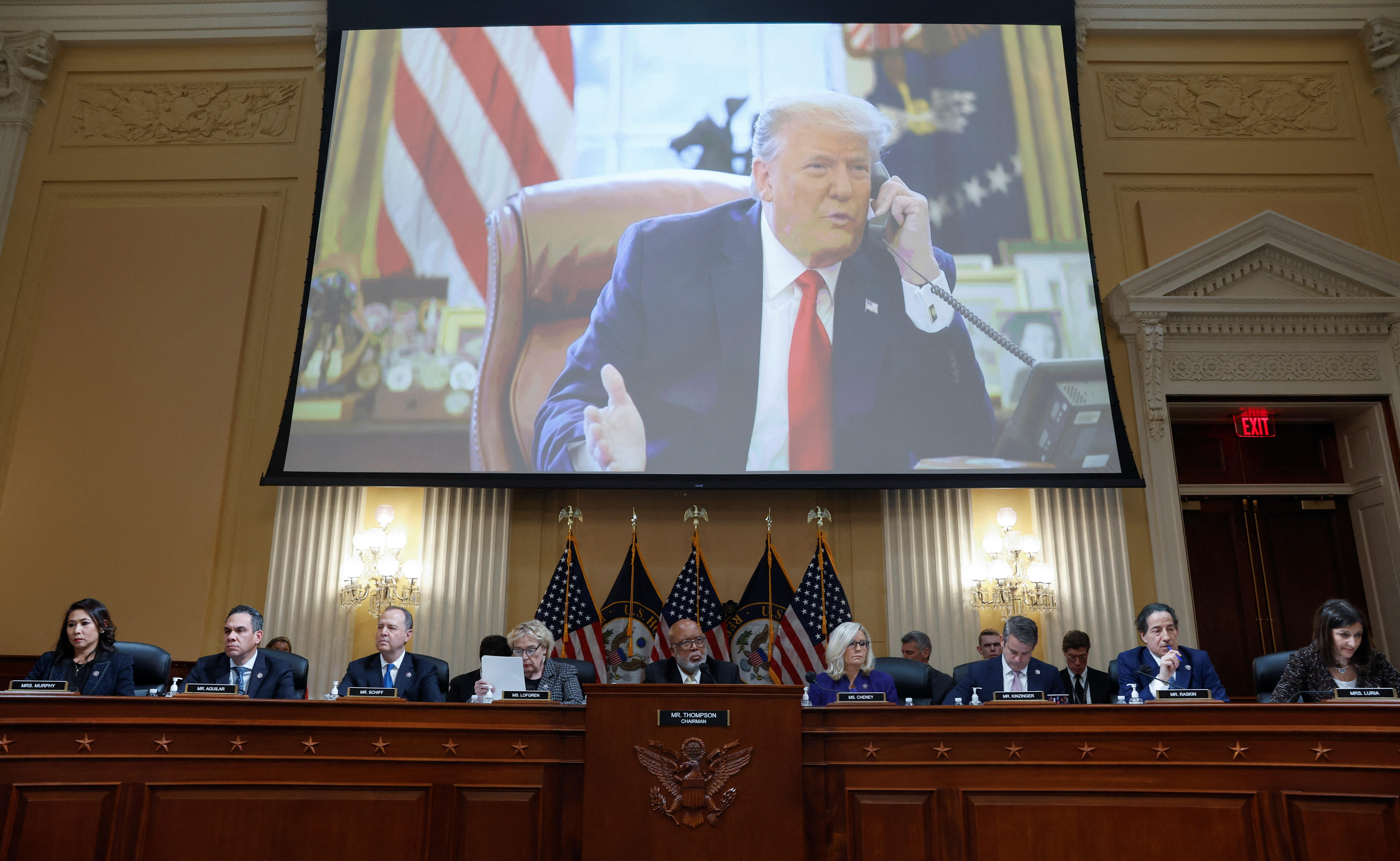 El comité de la Cámara de Representantes que investigar el asalto al Capitolio muestra una imagen del ex presidente Donald Trump hablando por teléfono en el Salón Oval (REUTERS/Jonathan Ernst)