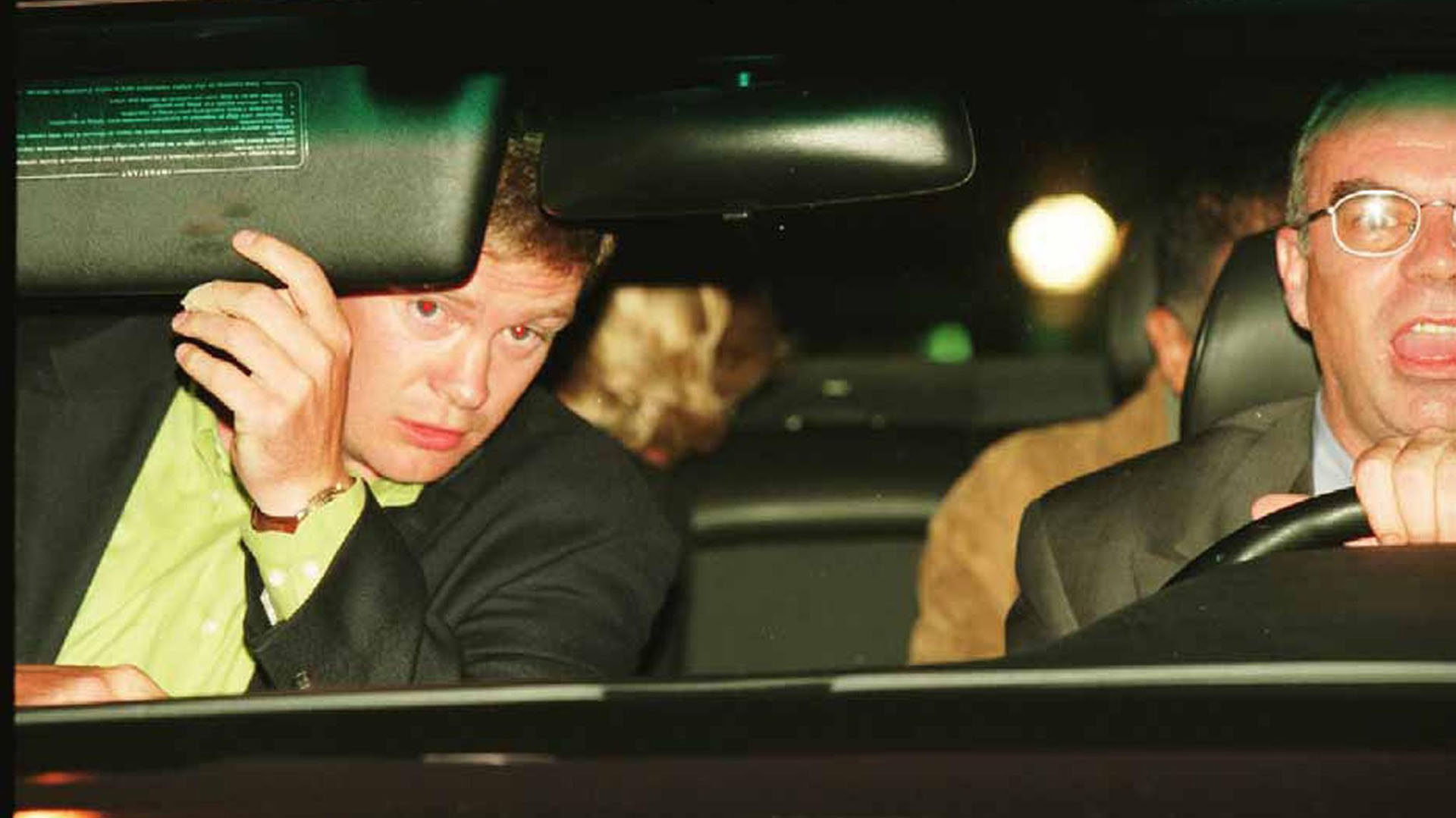 FOTO DE ARCHIVO: Diana Spencer y Dodi Al-Fayed (ambos parcialmente visibles en el asiento trasero), el guardaespaldas Trevor Rees-Jones (delante, a la izquierda) y el conductor Henri Paul, en su Mercedes-Benz S280, poco antes del accidente mortal en el que murieron Diana, Fayed y Paul, París, el 31 de agosto de 1997 (Getty Images)
