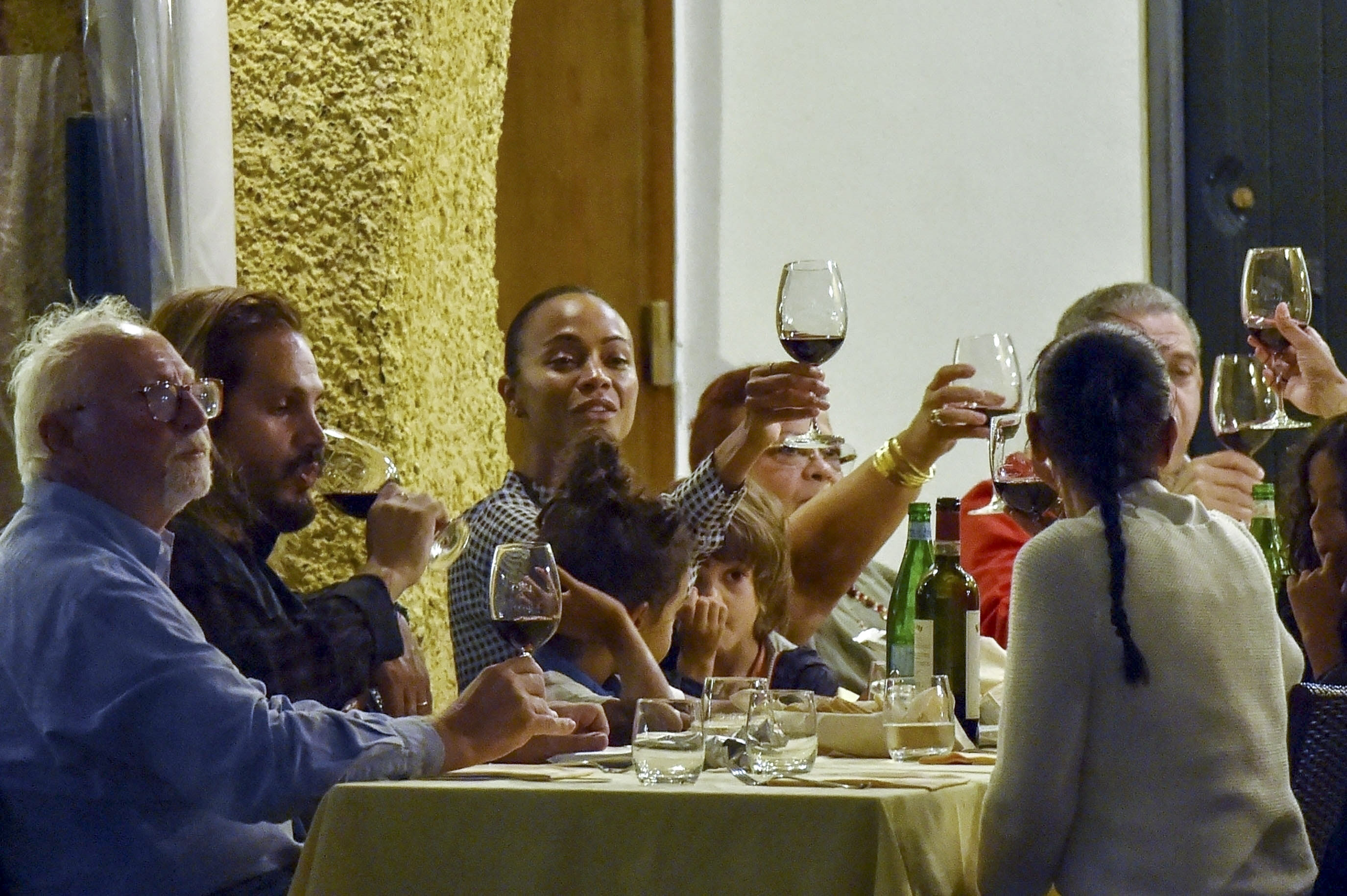 Divertidas vacaciones en familia. Zoe Saldana y Marco Perego continúan disfrutando de sus días de descanso en Portofino, Italia, y fueron fotografiados mientras comían en un exclusivo restaurante con toda su familia