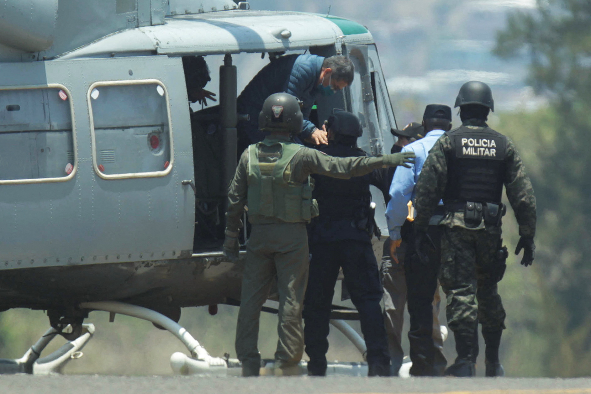 Juan Orlando Hernandez llegando a la base aérea Hernan Acosta Mejia para su extradición a EEUU (REUTERS/Fredy Rodriguez)