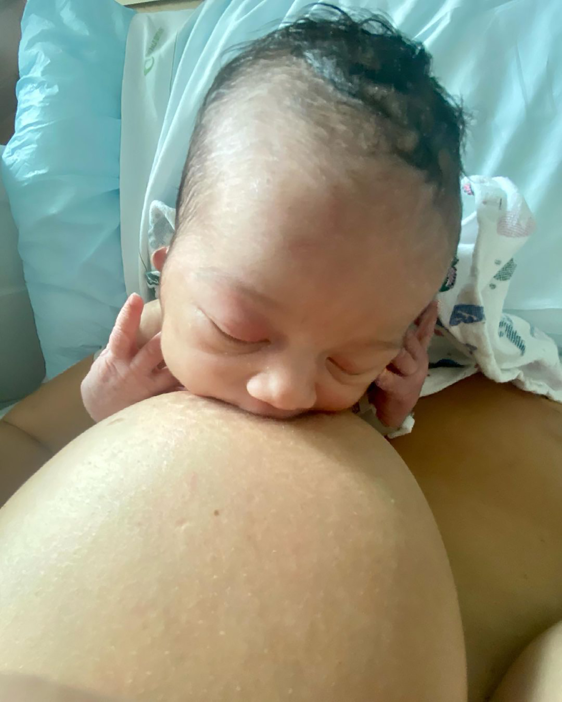 La beba recién nacida de Anita Pauls (@anitapauls)